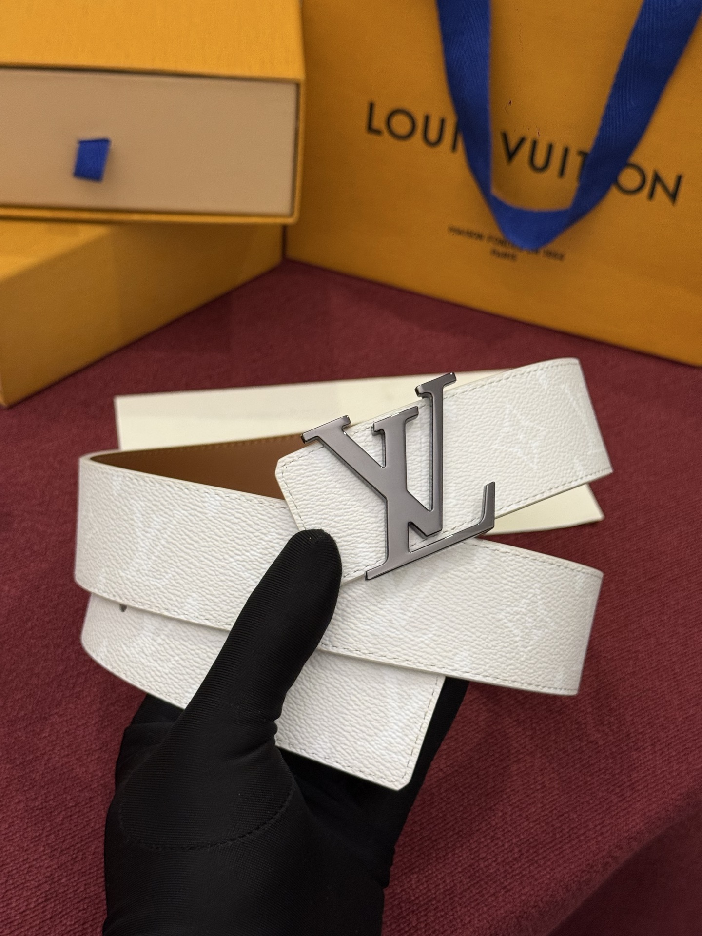 LV Initiales Monogram Reflective 40mm 可翻转腰带展现出一种动态细节，将经典风格提升