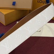LV Initiales Monogram Reflective 40mm 可翻转腰带展现出一种动态细节,将经典风格提升 LV Initiales Monogram Reflective 40mm 可翻转腰带展现出一种动态细节,将经典风格提升