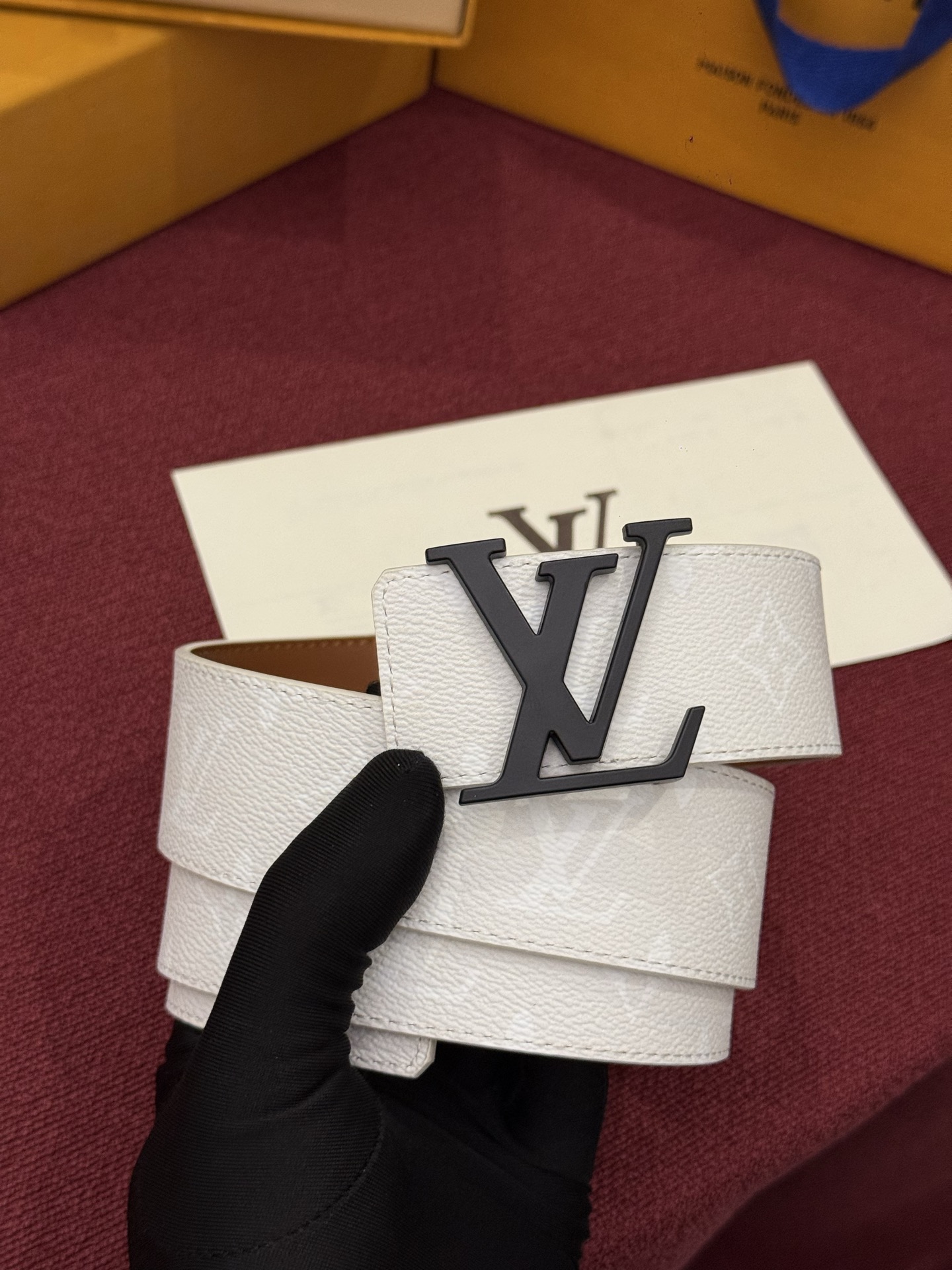 LV Initiales Monogram Reflective 40mm 可翻转腰带展现出一种动态细节,将经典风格提升 LV Initiales Monogram Reflective 40mm 可翻转腰带展现出一种动态细节,将经典风格提升