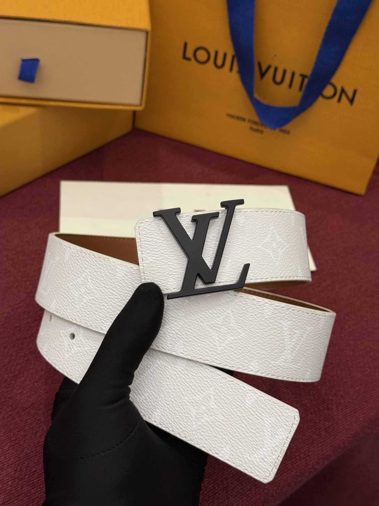 LV Initiales Monogram Reflective 40mm 可翻转腰带展现出一种动态细节,将经典风格提升 LV Initiales Monogram Reflective 40mm 可翻转腰带展现出一种动态细节,将经典风格提升