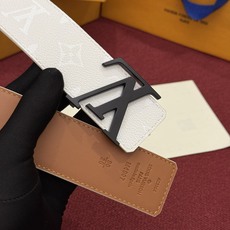 LV Initiales Monogram Reflective 40mm 可翻转腰带展现出一种动态细节,将经典风格提升 LV Initiales Monogram Reflective 40mm 可翻转腰带展现出一种动态细节,将经典风格提升