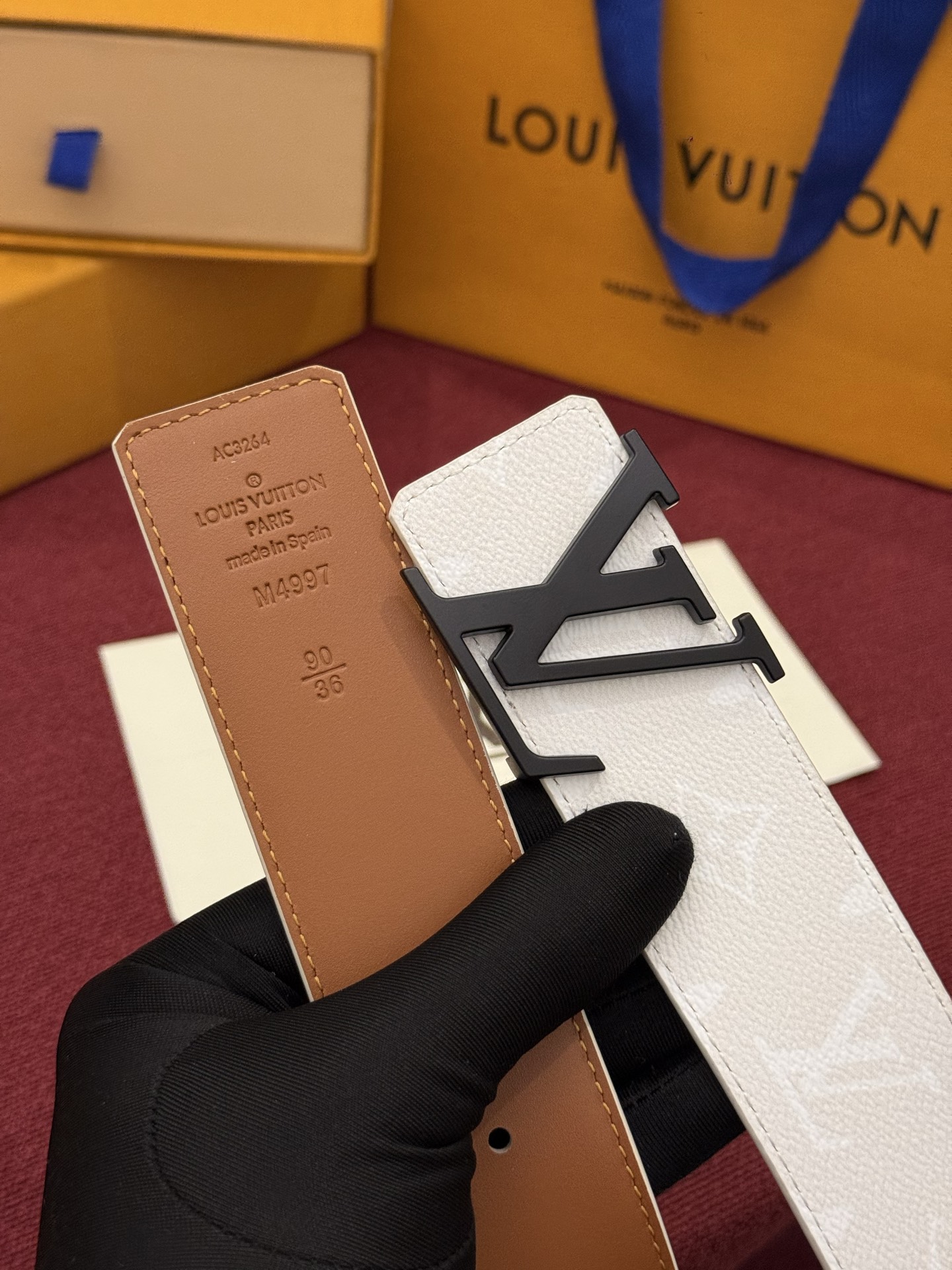 LV Initiales Monogram Reflective 40mm 可翻转腰带展现出一种动态细节,将经典风格提升 LV Initiales Monogram Reflective 40mm 可翻转腰带展现出一种动态细节,将经典风格提升