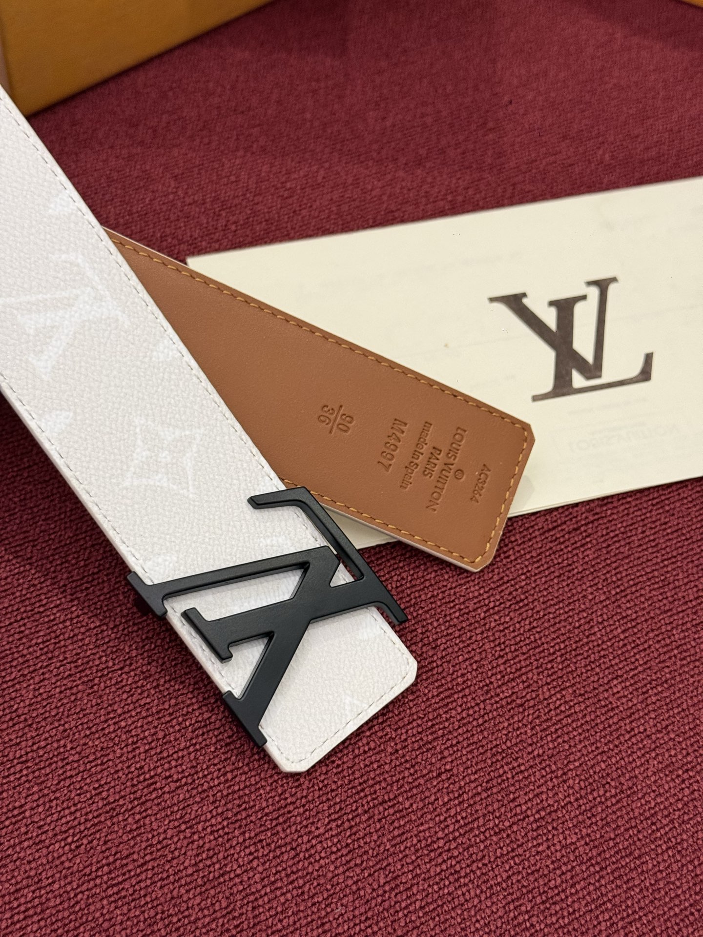LV Initiales Monogram Reflective 40mm 可翻转腰带展现出一种动态细节,将经典风格提升 LV Initiales Monogram Reflective 40mm 可翻转腰带展现出一种动态细节,将经典风格提升