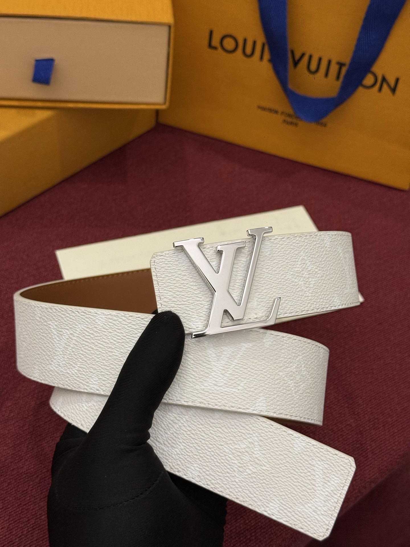 LV Initiales Monogram Reflective 40mm 可翻转腰带展现出一种动态细节,将经典风格提升 LV Initiales Monogram Reflective 40mm 可翻转腰带展现出一种动态细节,将经典风格提升