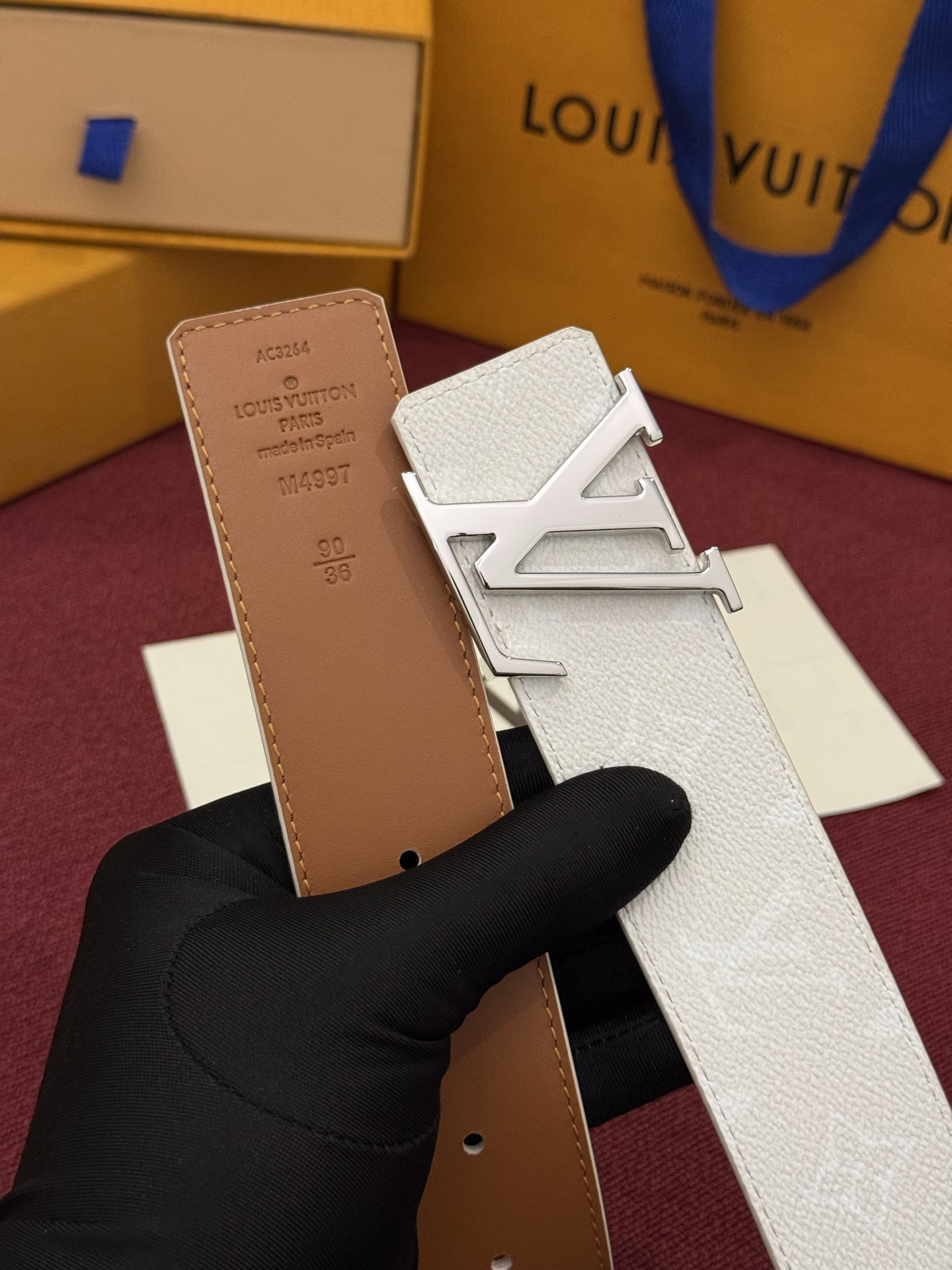 LV Initiales Monogram Reflective 40mm 可翻转腰带展现出一种动态细节,将经典风格提升 LV Initiales Monogram Reflective 40mm 可翻转腰带展现出一种动态细节,将经典风格提升