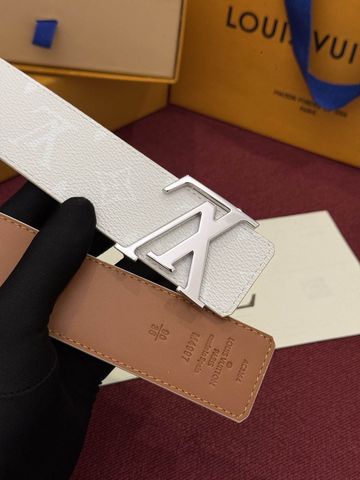 LV Initiales Monogram Reflective 40mm 可翻转腰带展现出一种动态细节,将经典风格提升 LV Initiales Monogram Reflective 40mm 可翻转腰带展现出一种动态细节,将经典风格提升