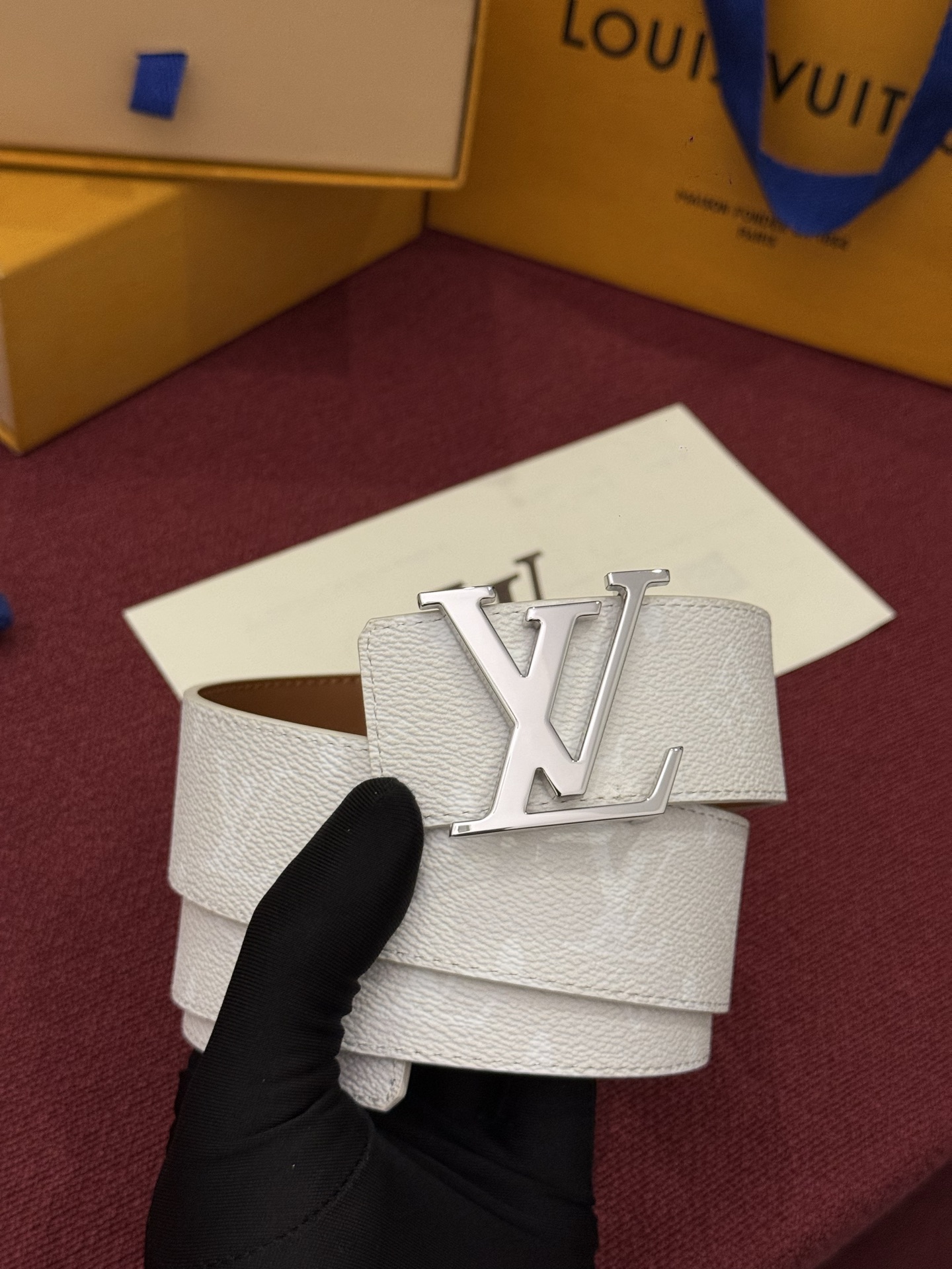LV Initiales Monogram Reflective 40mm 可翻转腰带展现出一种动态细节,将经典风格提升 LV Initiales Monogram Reflective 40mm 可翻转腰带展现出一种动态细节,将经典风格提升
