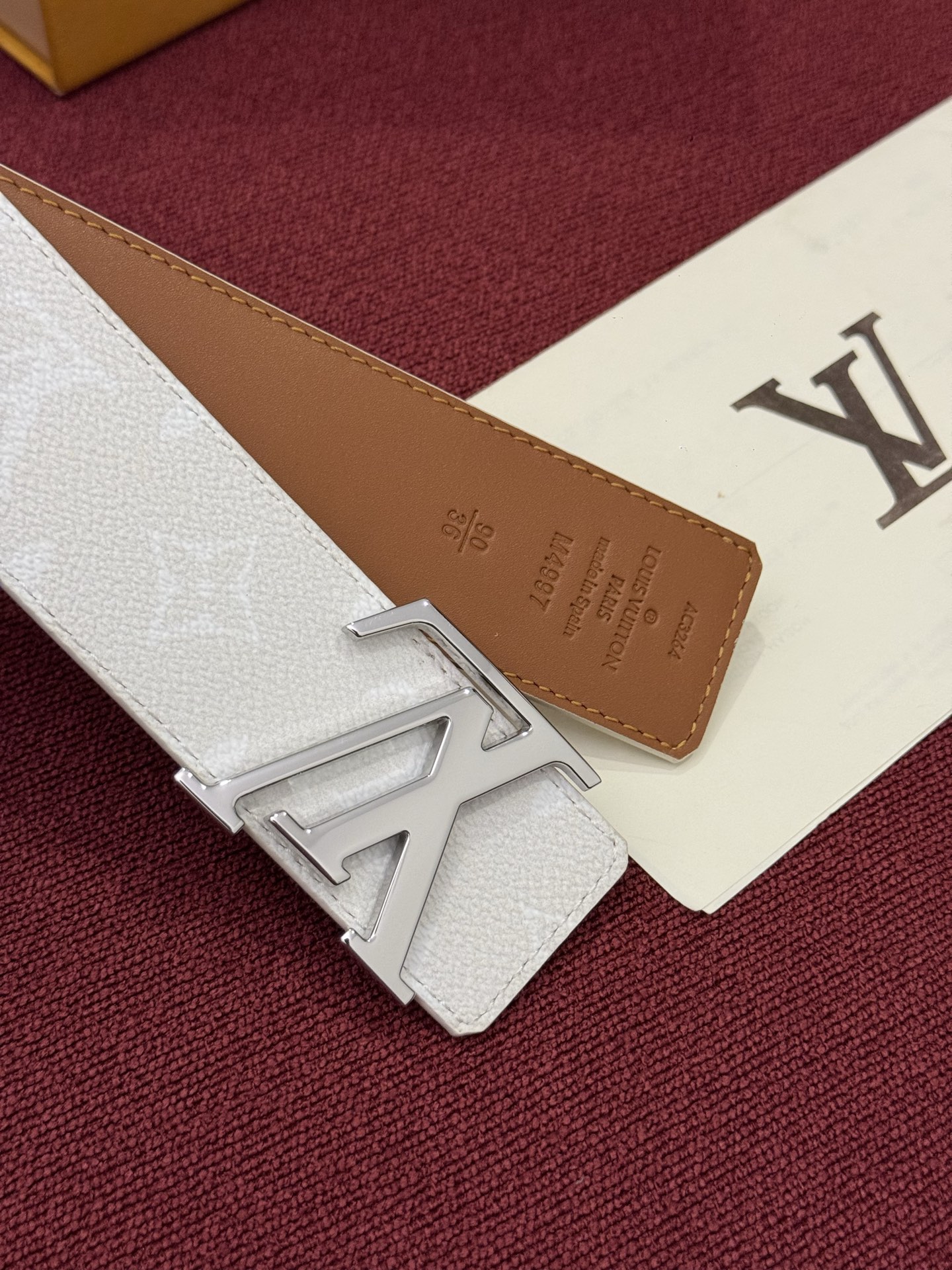 LV Initiales Monogram Reflective 40mm 可翻转腰带展现出一种动态细节,将经典风格提升 LV Initiales Monogram Reflective 40mm 可翻转腰带展现出一种动态细节,将经典风格提升