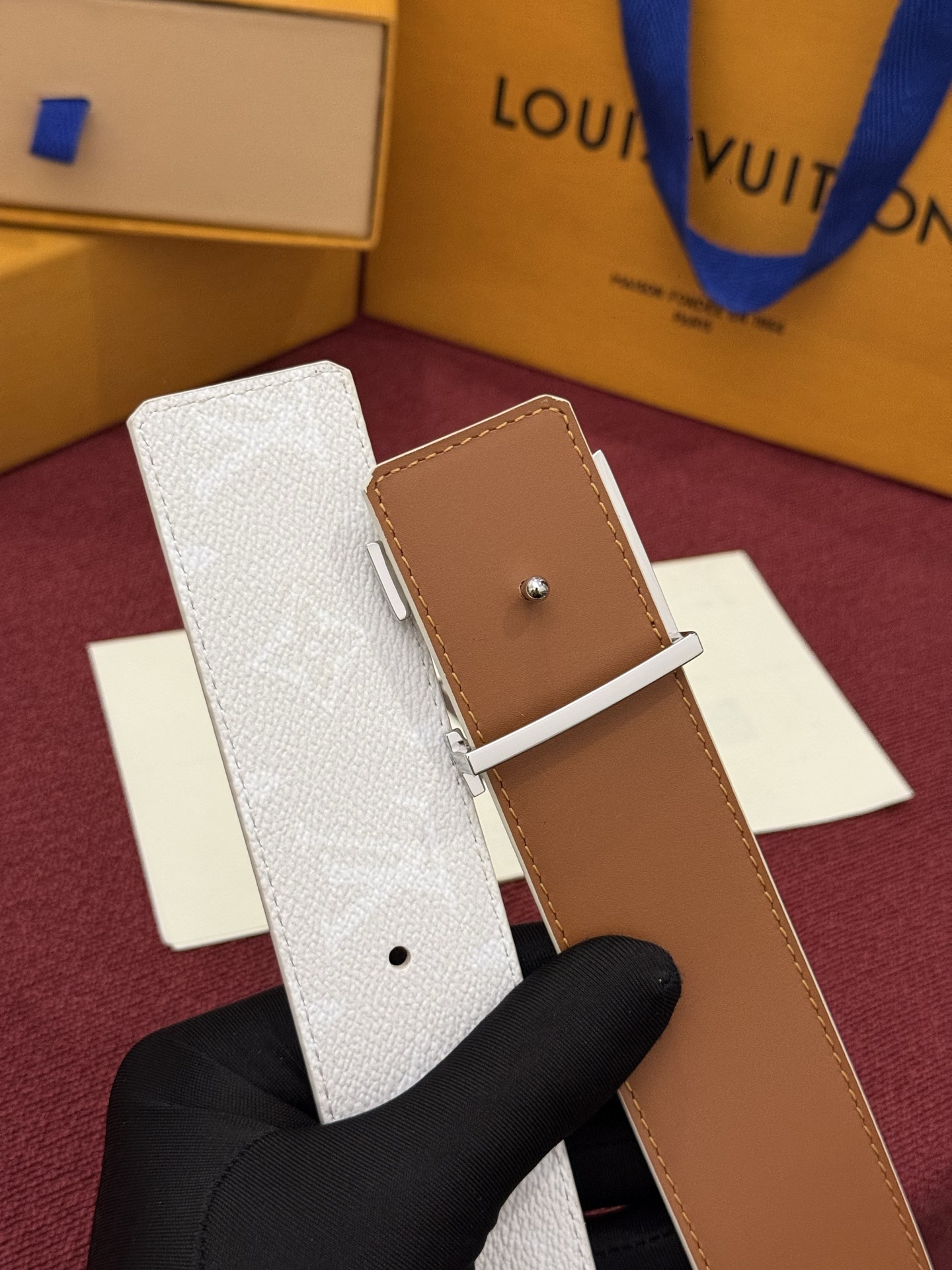LV Initiales Monogram Reflective 40mm 可翻转腰带展现出一种动态细节,将经典风格提升 LV Initiales Monogram Reflective 40mm 可翻转腰带展现出一种动态细节,将经典风格提升