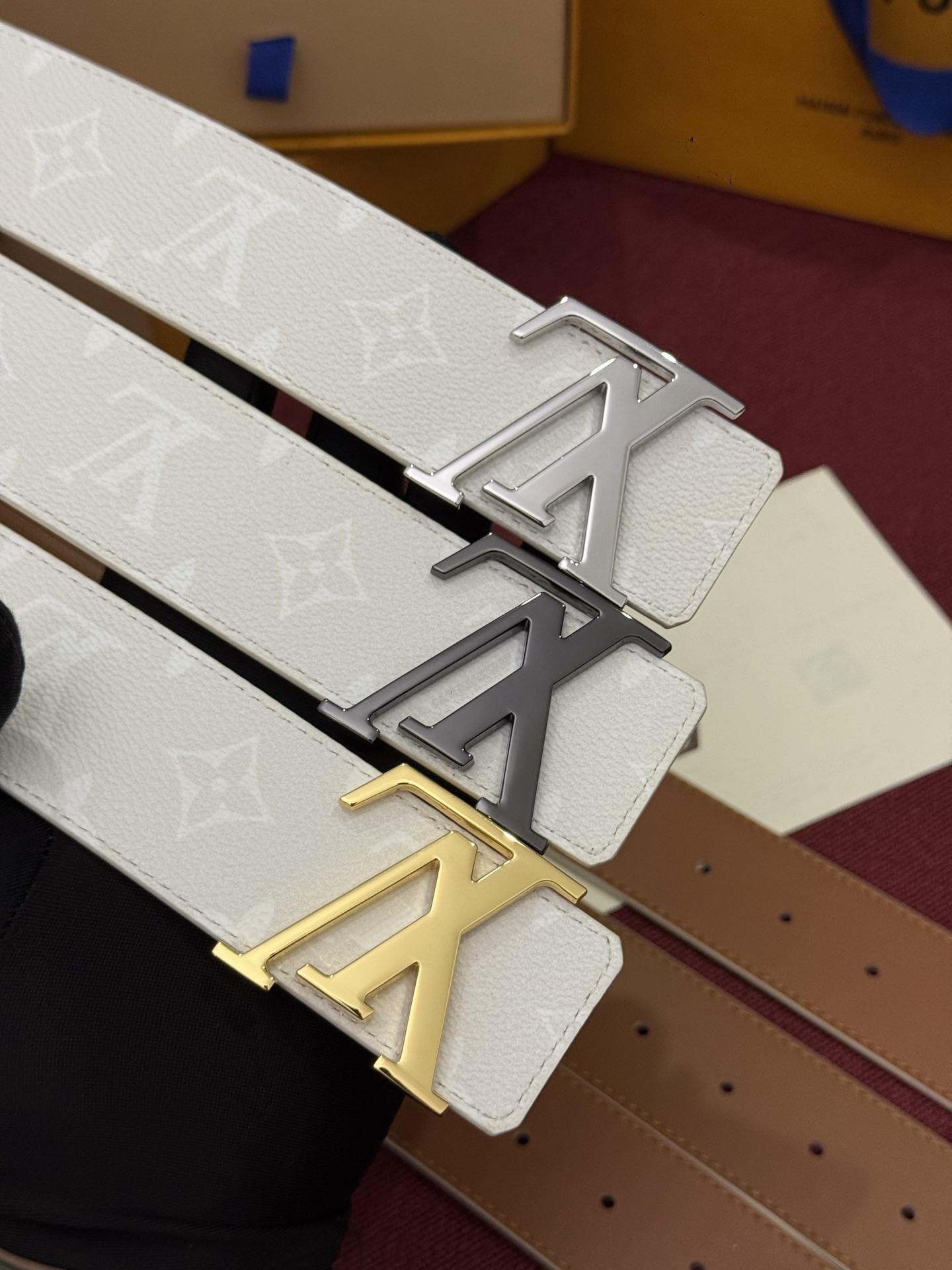 LV Initiales Monogram Reflective 40mm 可翻转腰带展现出一种动态细节,将经典风格提升 LV Initiales Monogram Reflective 40mm 可翻转腰带展现出一种动态细节,将经典风格提升