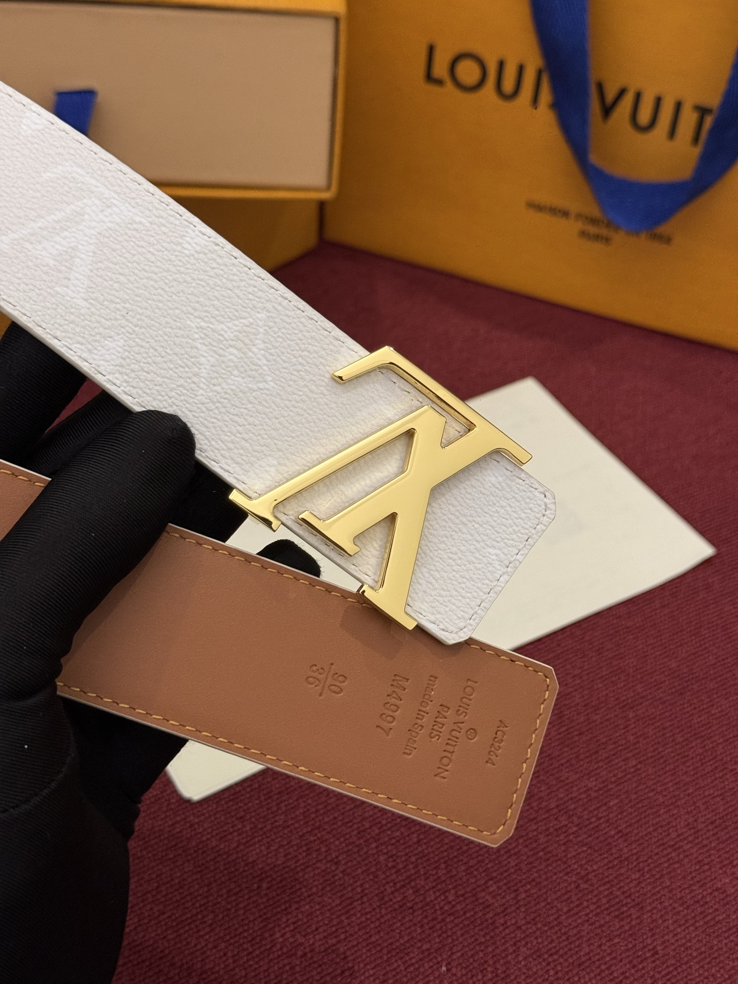LV Initiales Monogram Reflective 40mm 可翻转腰带展现出一种动态细节,将经典风格提升 LV Initiales Monogram Reflective 40mm 可翻转腰带展现出一种动态细节,将经典风格提升