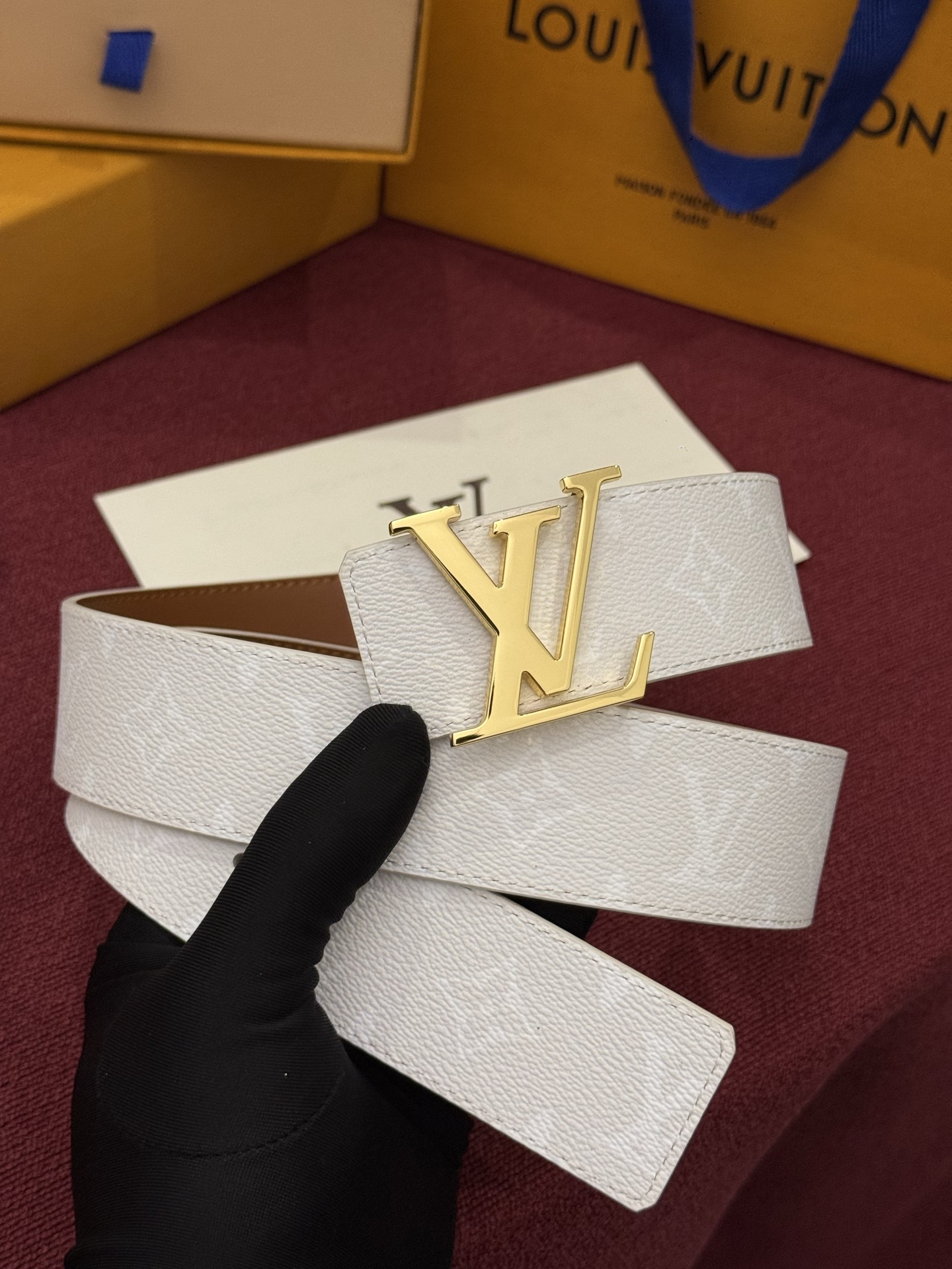 LV Initiales Monogram Reflective 40mm 可翻转腰带展现出一种动态细节,将经典风格提升 LV Initiales Monogram Reflective 40mm 可翻转腰带展现出一种动态细节,将经典风格提升
