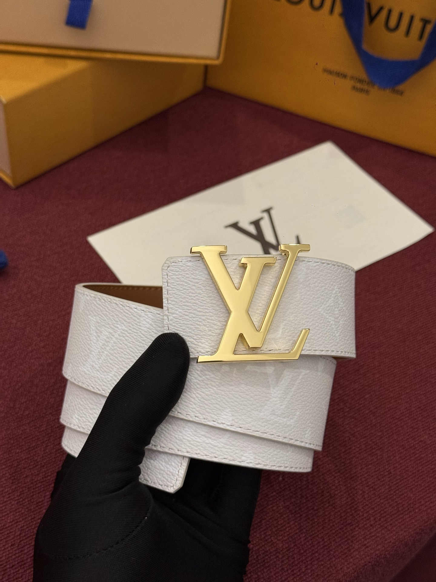 LV Initiales Monogram Reflective 40mm 可翻转腰带展现出一种动态细节,将经典风格提升 LV Initiales Monogram Reflective 40mm 可翻转腰带展现出一种动态细节,将经典风格提升