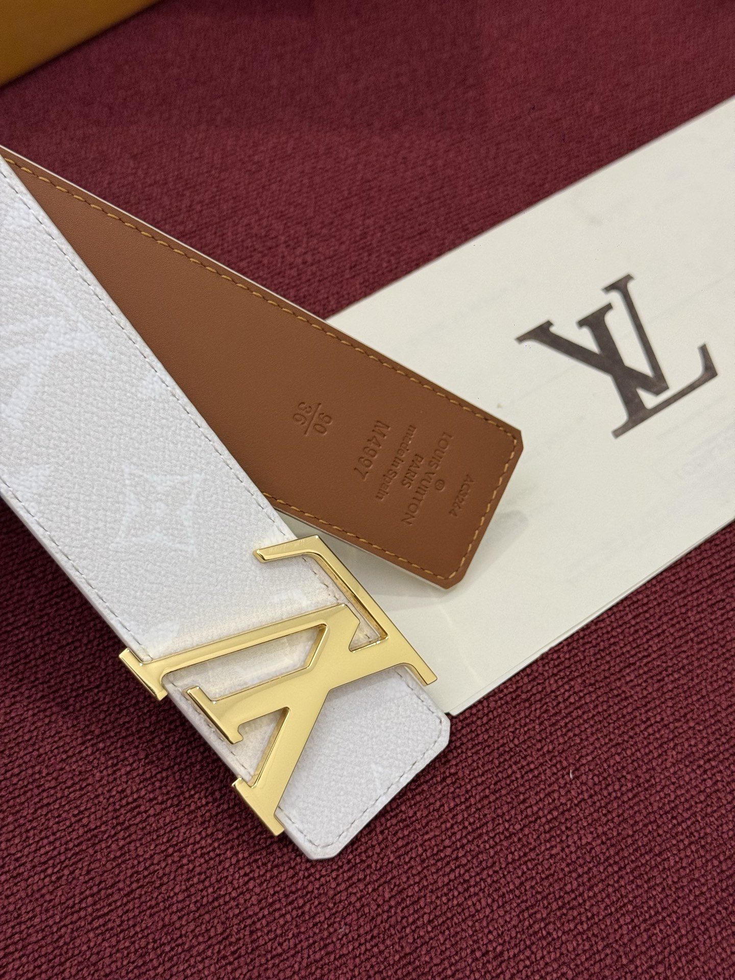 LV Initiales Monogram Reflective 40mm 可翻转腰带展现出一种动态细节,将经典风格提升 LV Initiales Monogram Reflective 40mm 可翻转腰带展现出一种动态细节,将经典风格提升