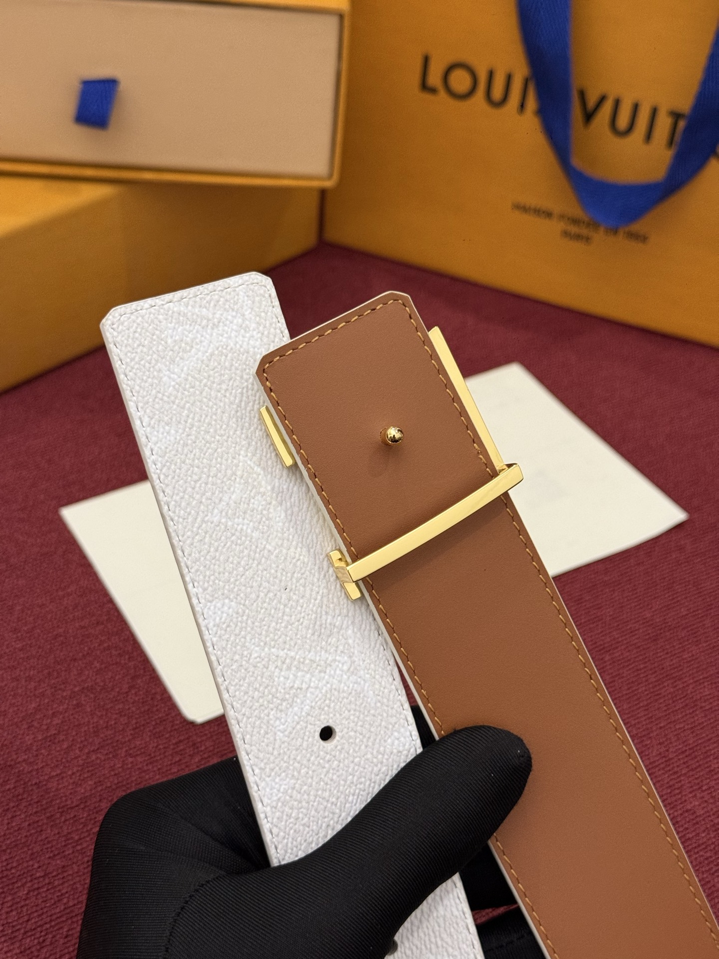 LV Initiales Monogram Reflective 40mm 可翻转腰带展现出一种动态细节,将经典风格提升 LV Initiales Monogram Reflective 40mm 可翻转腰带展现出一种动态细节,将经典风格提升