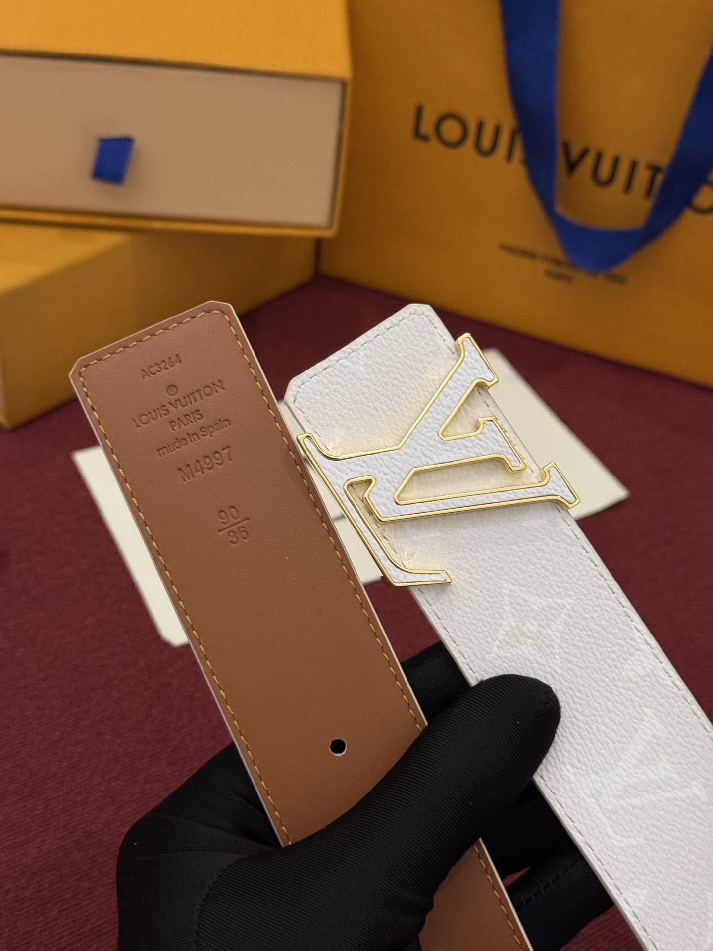 LV Initiales Monogram Reflective 40mm 可翻转腰带展现出一种动态细节,将经典风格提升 LV Initiales Monogram Reflective 40mm 可翻转腰带展现出一种动态细节,将经典风格提升