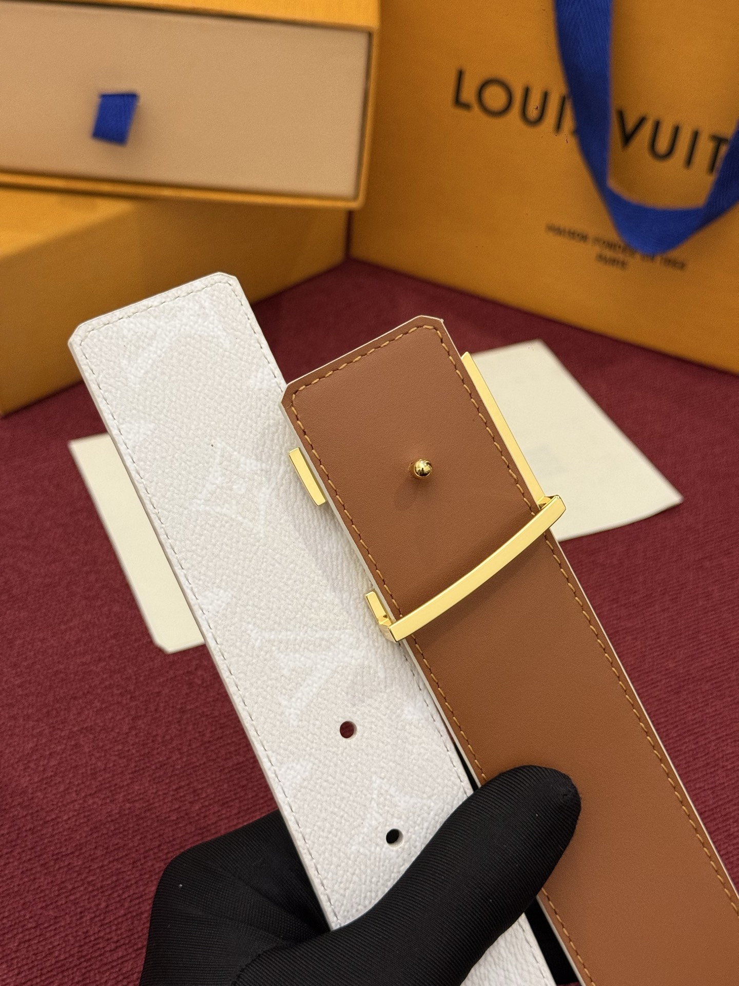 LV Initiales Monogram Reflective 40mm 可翻转腰带展现出一种动态细节,将经典风格提升 LV Initiales Monogram Reflective 40mm 可翻转腰带展现出一种动态细节,将经典风格提升