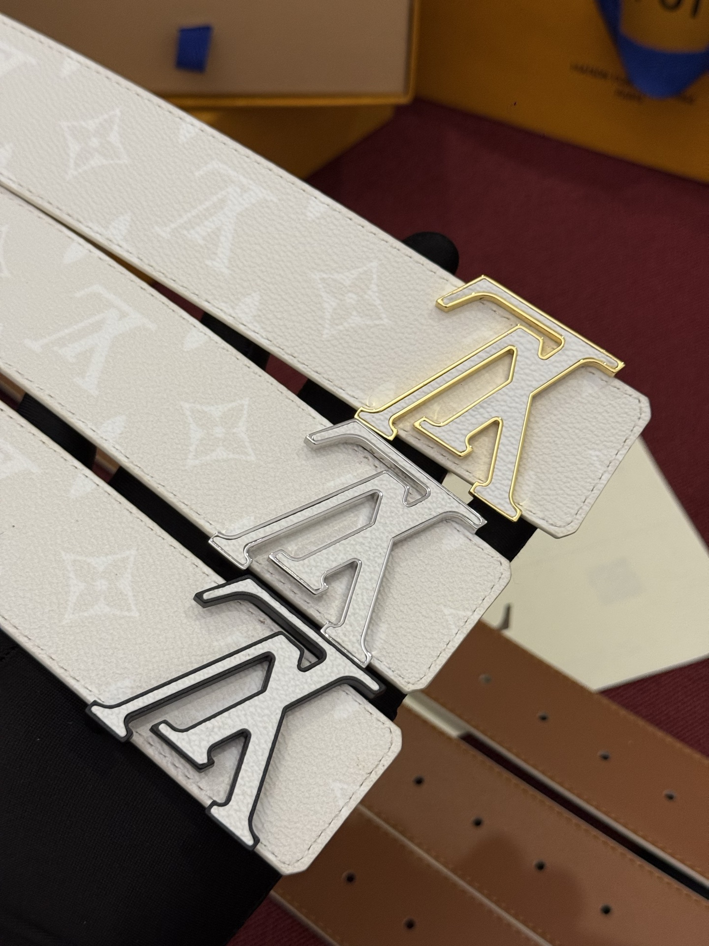 LV Initiales Monogram Reflective 40mm 可翻转腰带展现出一种动态细节,将经典风格提升 LV Initiales Monogram Reflective 40mm 可翻转腰带展现出一种动态细节,将经典风格提升