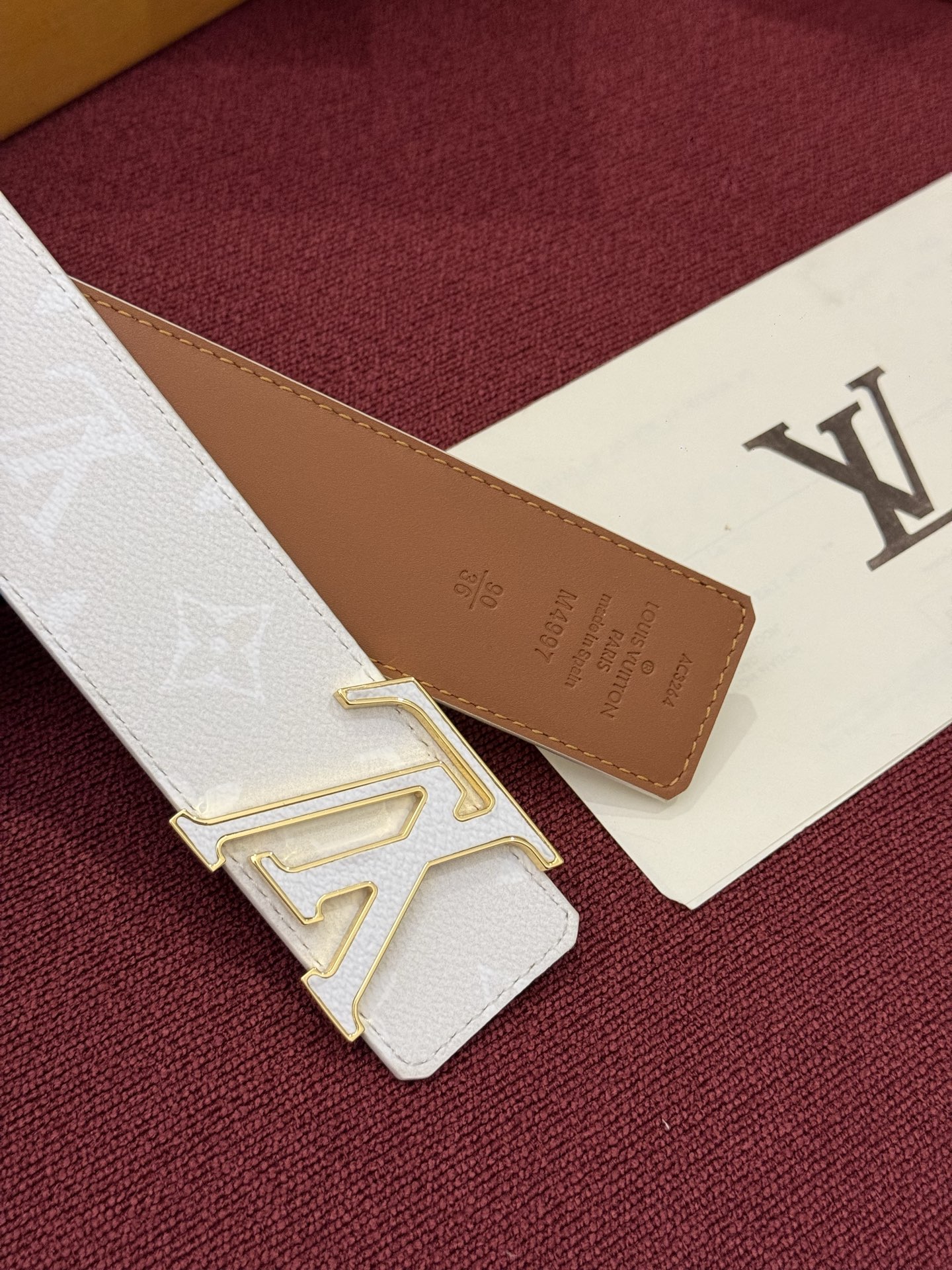 LV Initiales Monogram Reflective 40mm 可翻转腰带展现出一种动态细节,将经典风格提升 LV Initiales Monogram Reflective 40mm 可翻转腰带展现出一种动态细节,将经典风格提升
