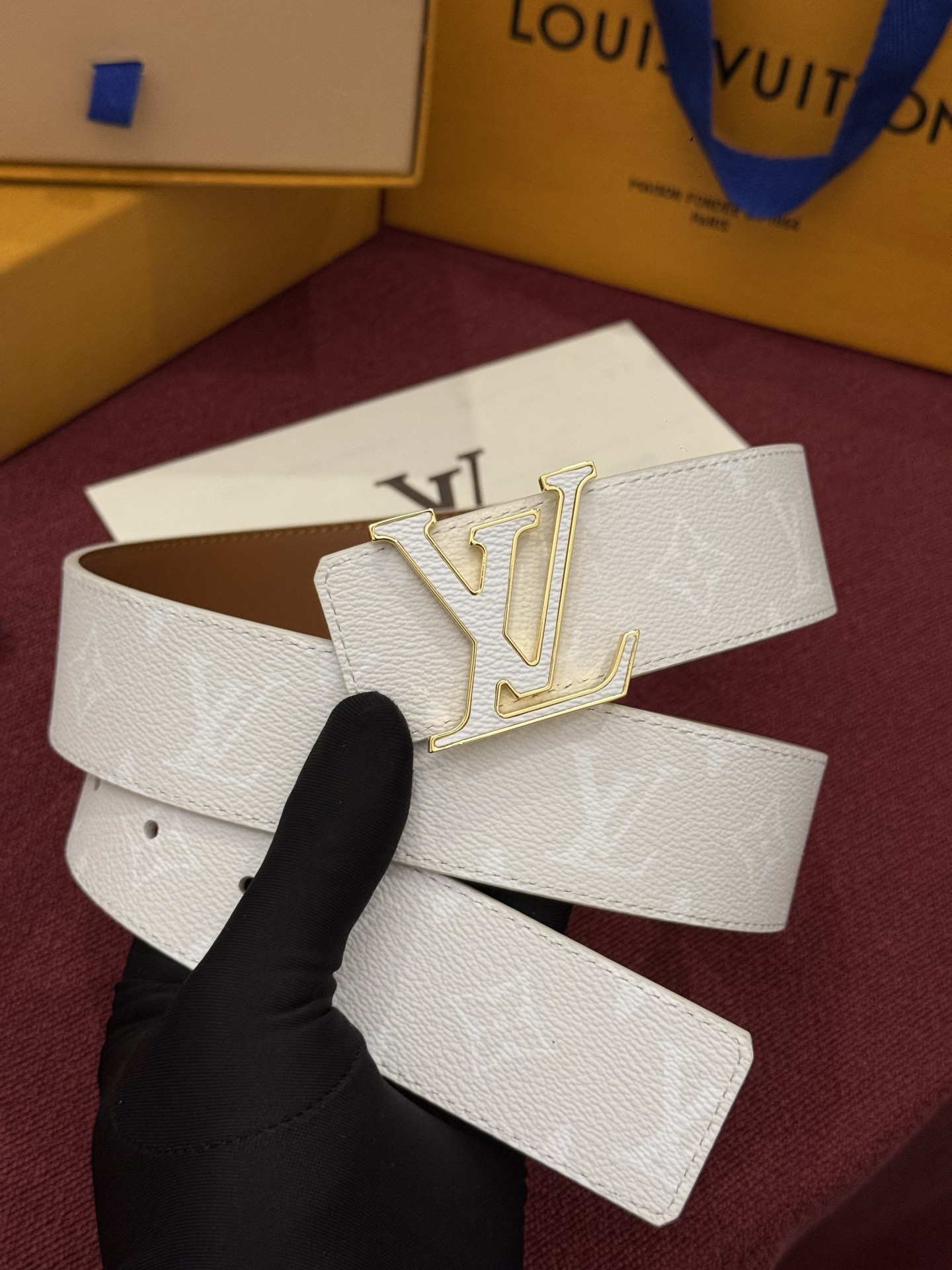 LV Initiales Monogram Reflective 40mm 可翻转腰带展现出一种动态细节,将经典风格提升 LV Initiales Monogram Reflective 40mm 可翻转腰带展现出一种动态细节,将经典风格提升