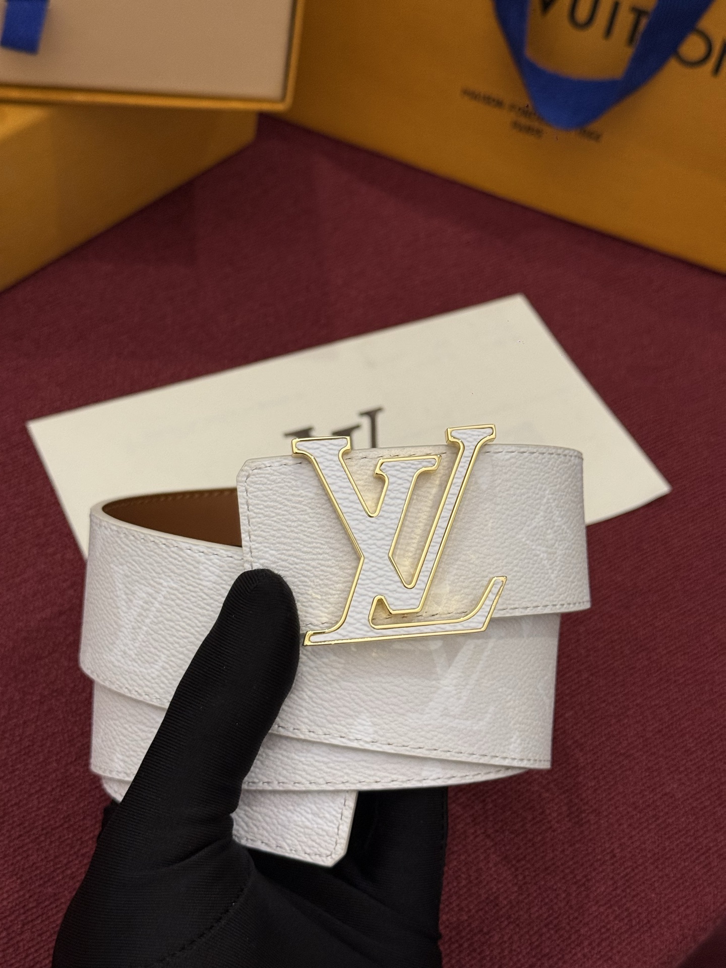 LV Initiales Monogram Reflective 40mm 可翻转腰带展现出一种动态细节,将经典风格提升 LV Initiales Monogram Reflective 40mm 可翻转腰带展现出一种动态细节,将经典风格提升
