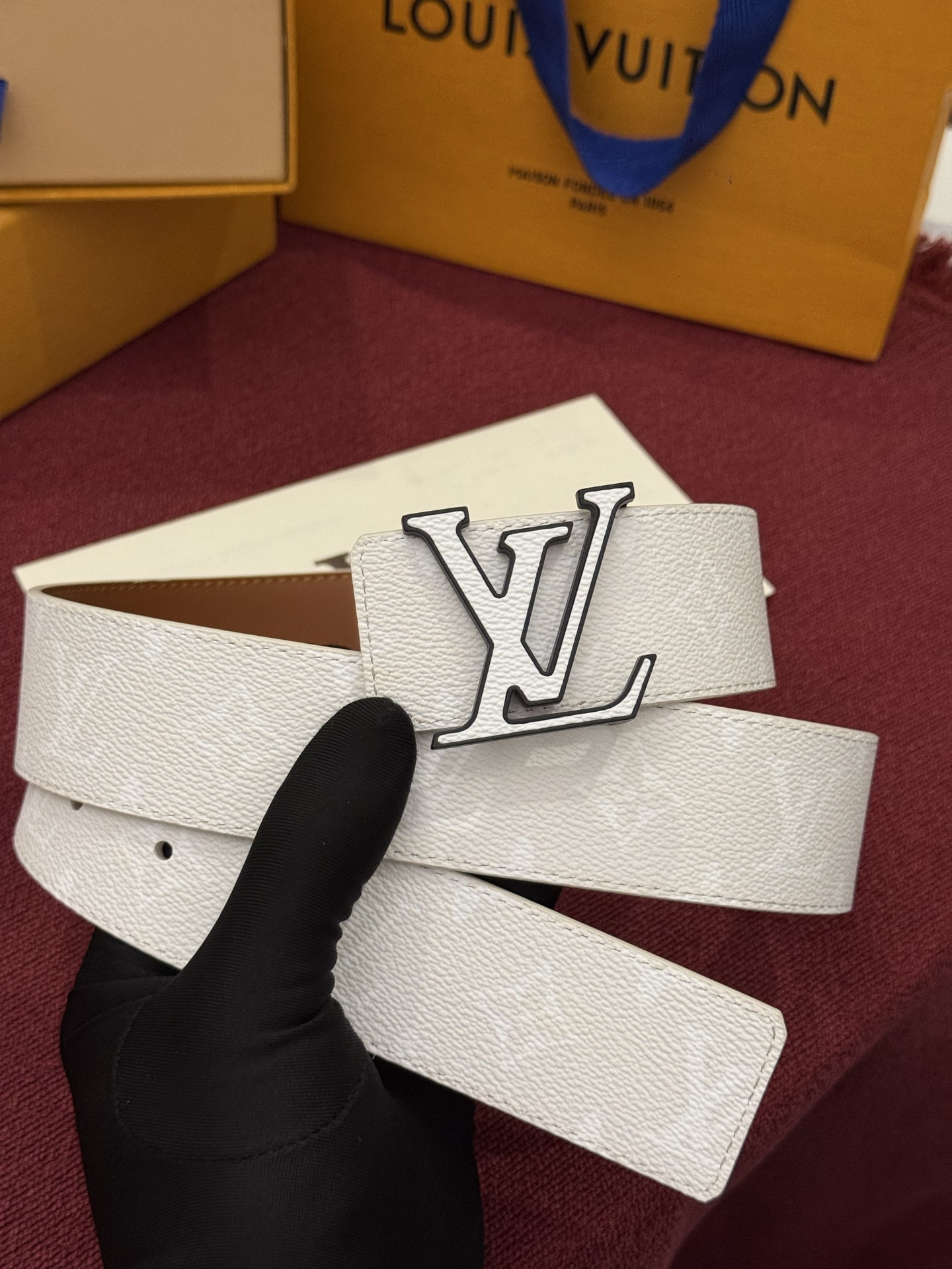 LV Initiales Monogram Reflective 40mm 可翻转腰带展现出一种动态细节,将经典风格提升 LV Initiales Monogram Reflective 40mm 可翻转腰带展现出一种动态细节,将经典风格提升