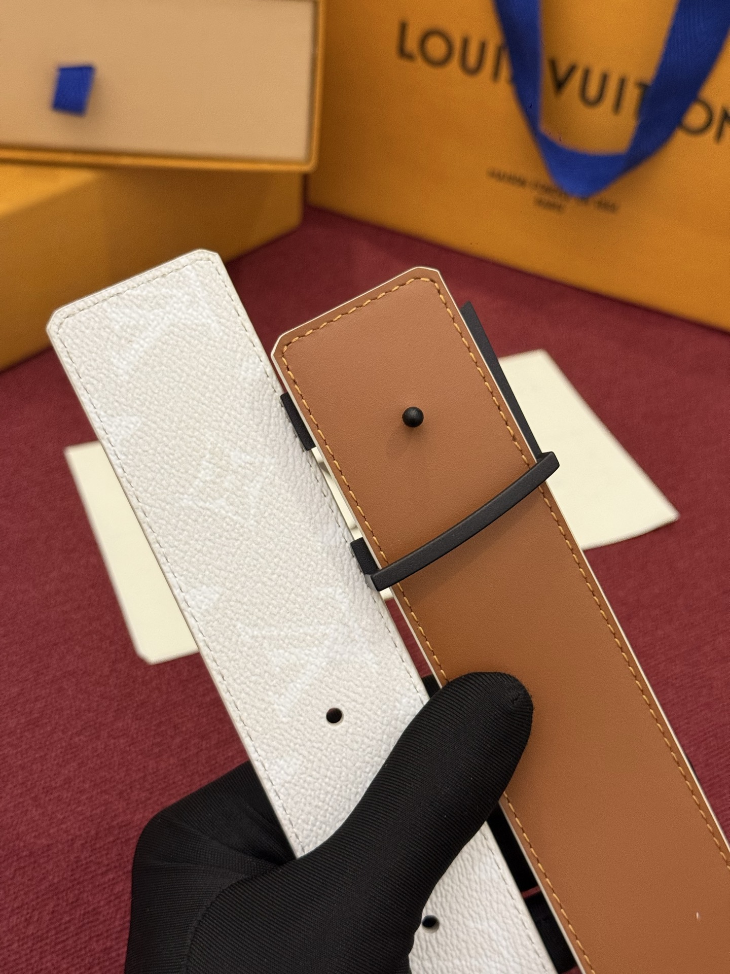 LV Initiales Monogram Reflective 40mm 可翻转腰带展现出一种动态细节,将经典风格提升 LV Initiales Monogram Reflective 40mm 可翻转腰带展现出一种动态细节,将经典风格提升