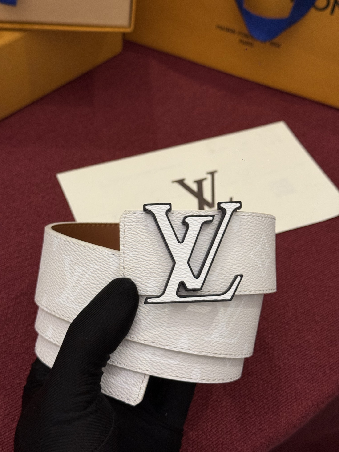 LV Initiales Monogram Reflective 40mm 可翻转腰带展现出一种动态细节,将经典风格提升 LV Initiales Monogram Reflective 40mm 可翻转腰带展现出一种动态细节,将经典风格提升