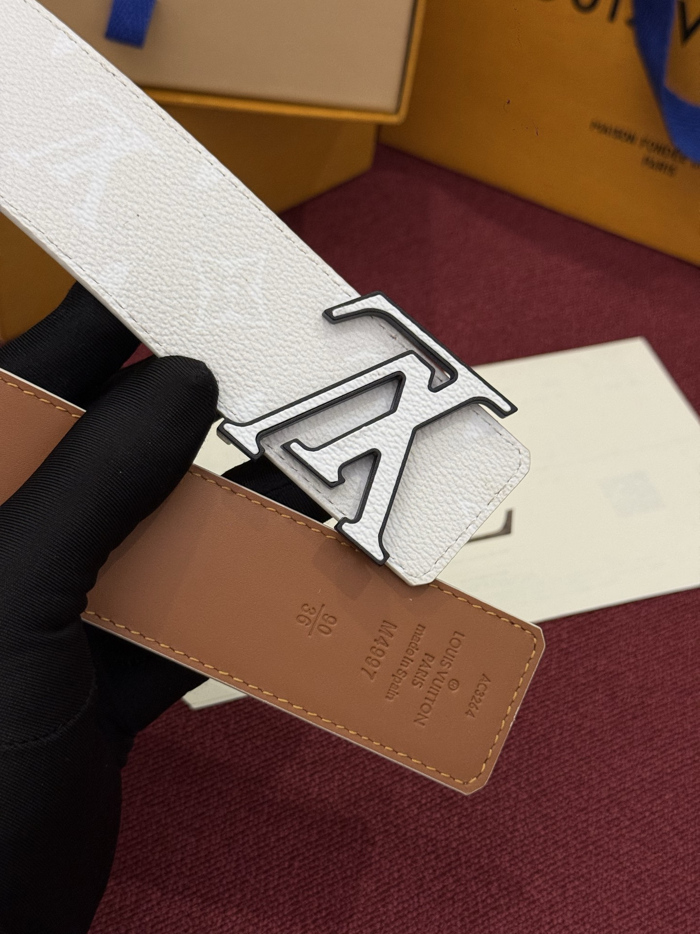 LV Initiales Monogram Reflective 40mm 可翻转腰带展现出一种动态细节,将经典风格提升 LV Initiales Monogram Reflective 40mm 可翻转腰带展现出一种动态细节,将经典风格提升