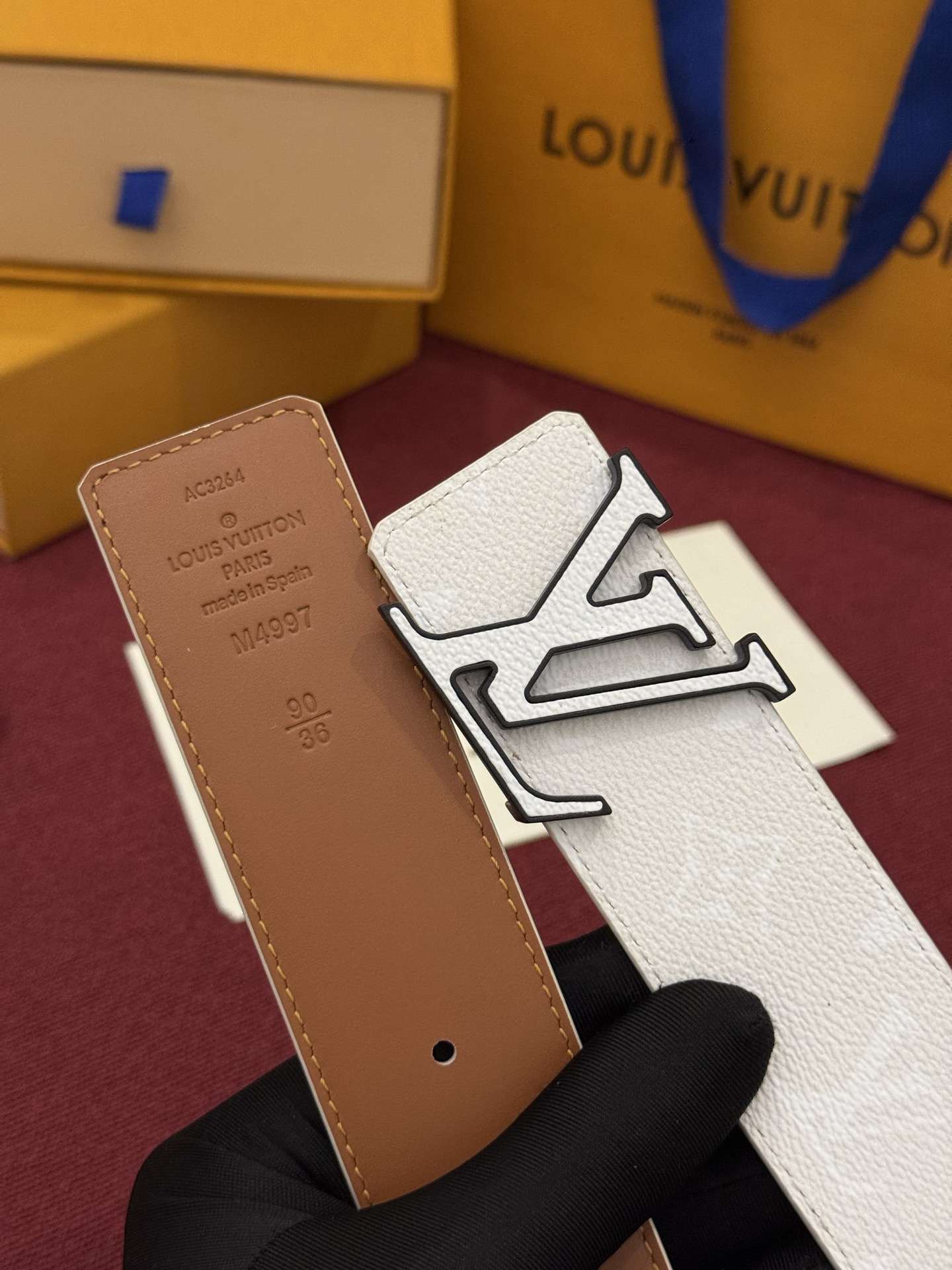 LV Initiales Monogram Reflective 40mm 可翻转腰带展现出一种动态细节,将经典风格提升 LV Initiales Monogram Reflective 40mm 可翻转腰带展现出一种动态细节,将经典风格提升