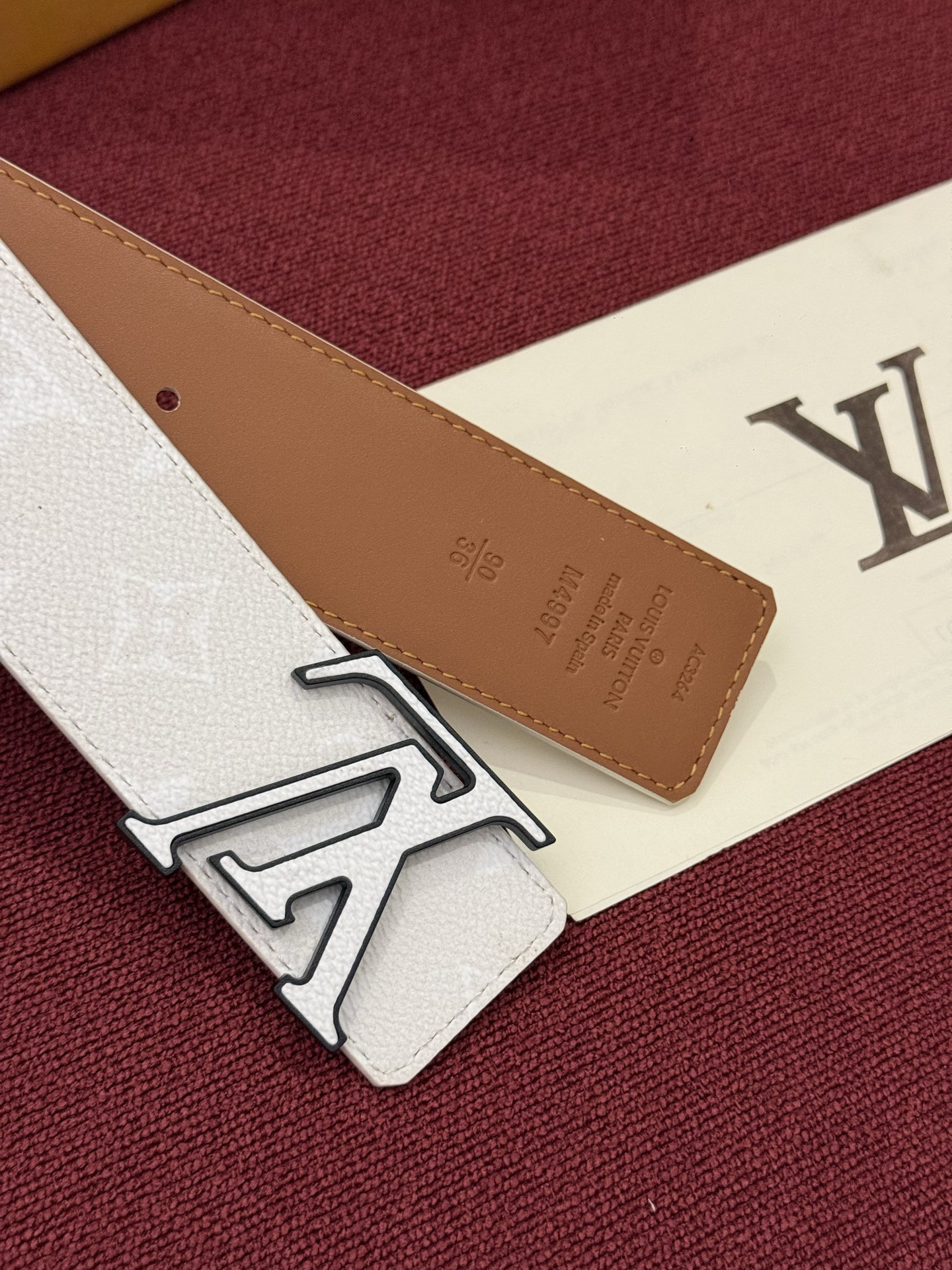 LV Initiales Monogram Reflective 40mm 可翻转腰带展现出一种动态细节,将经典风格提升 LV Initiales Monogram Reflective 40mm 可翻转腰带展现出一种动态细节,将经典风格提升