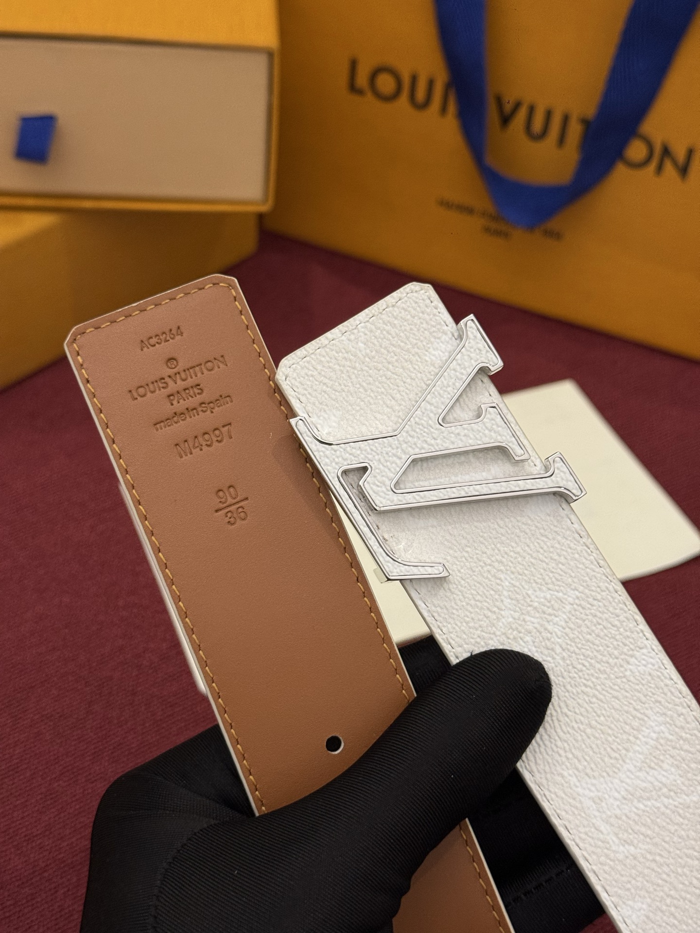 LV Initiales Monogram Reflective 40mm 可翻转腰带展现出一种动态细节，将经典风格提升