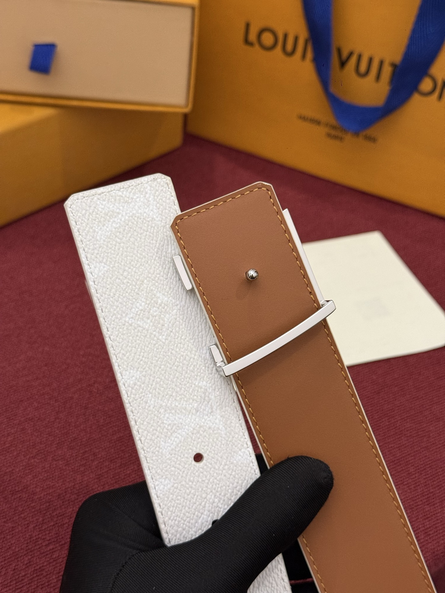 LV Initiales Monogram Reflective 40mm 可翻转腰带展现出一种动态细节，将经典风格提升