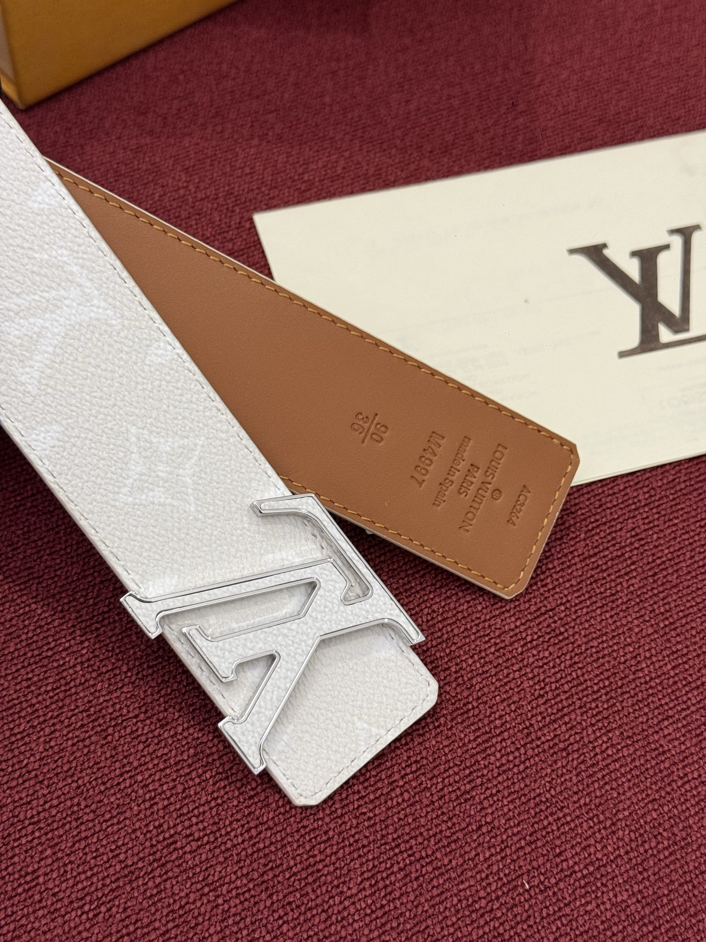 LV Initiales Monogram Reflective 40mm 可翻转腰带展现出一种动态细节，将经典风格提升