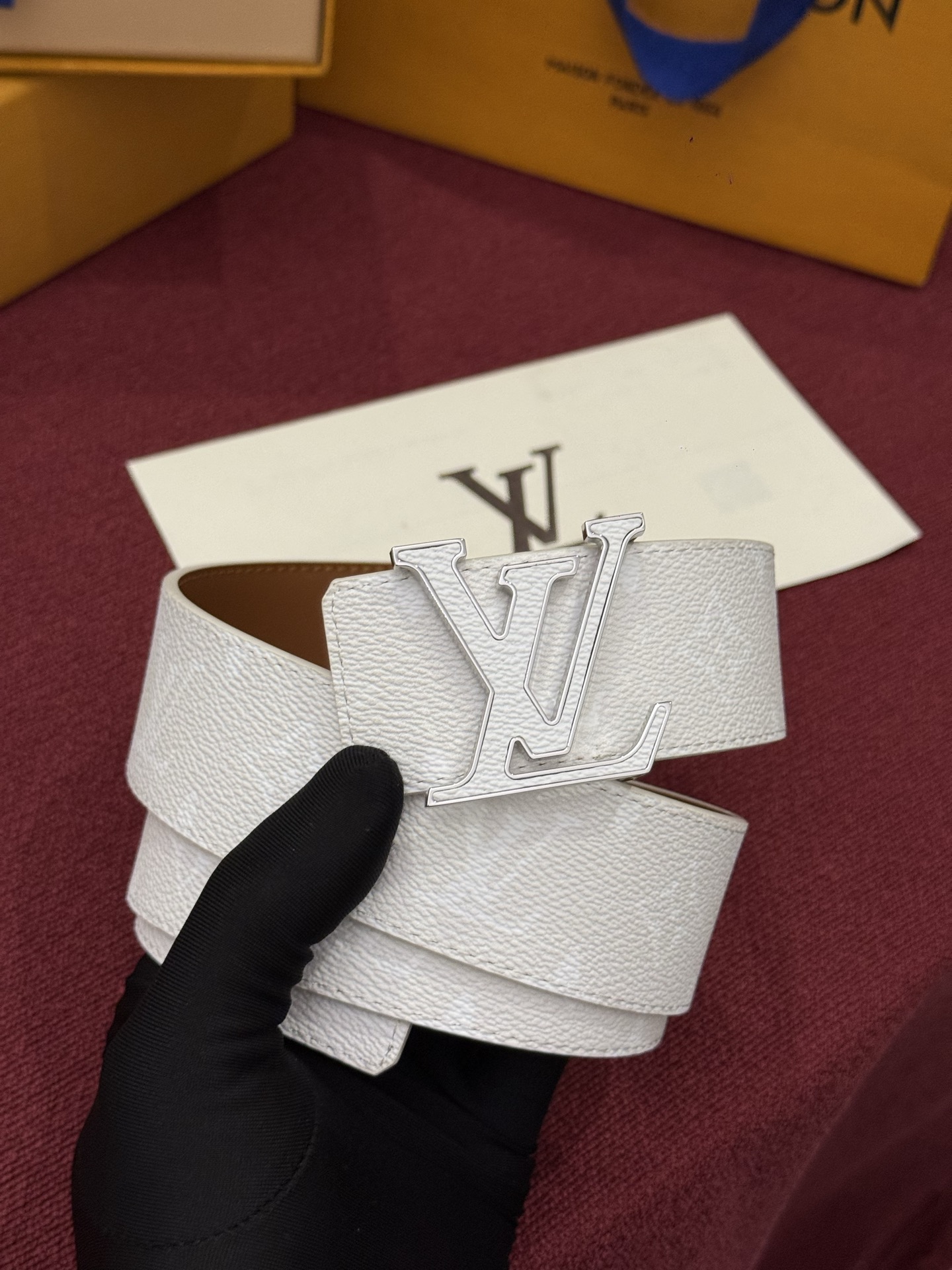 LV Initiales Monogram Reflective 40mm 可翻转腰带展现出一种动态细节，将经典风格提升