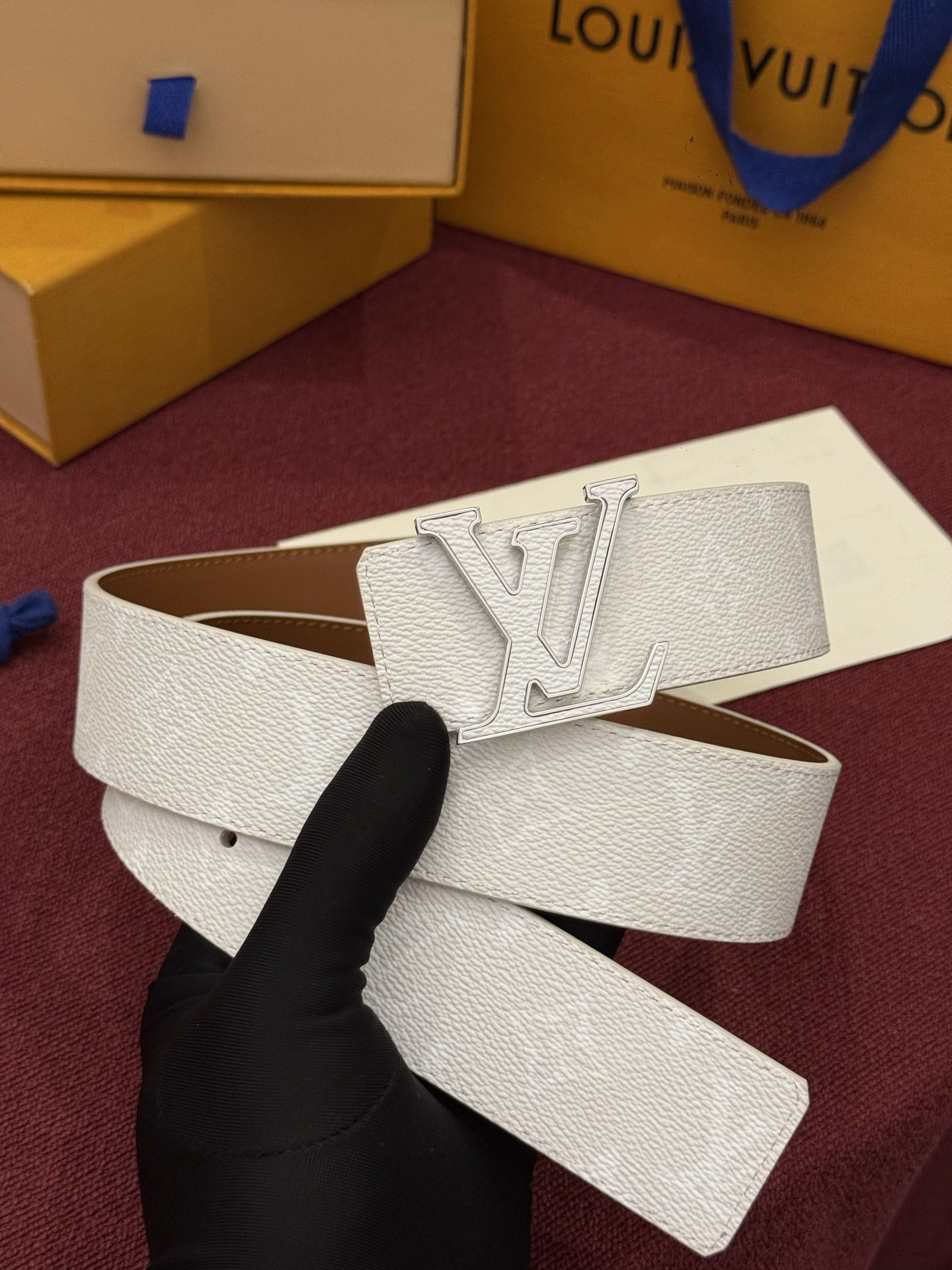 LV Initiales Monogram Reflective 40mm 可翻转腰带展现出一种动态细节，将经典风格提升