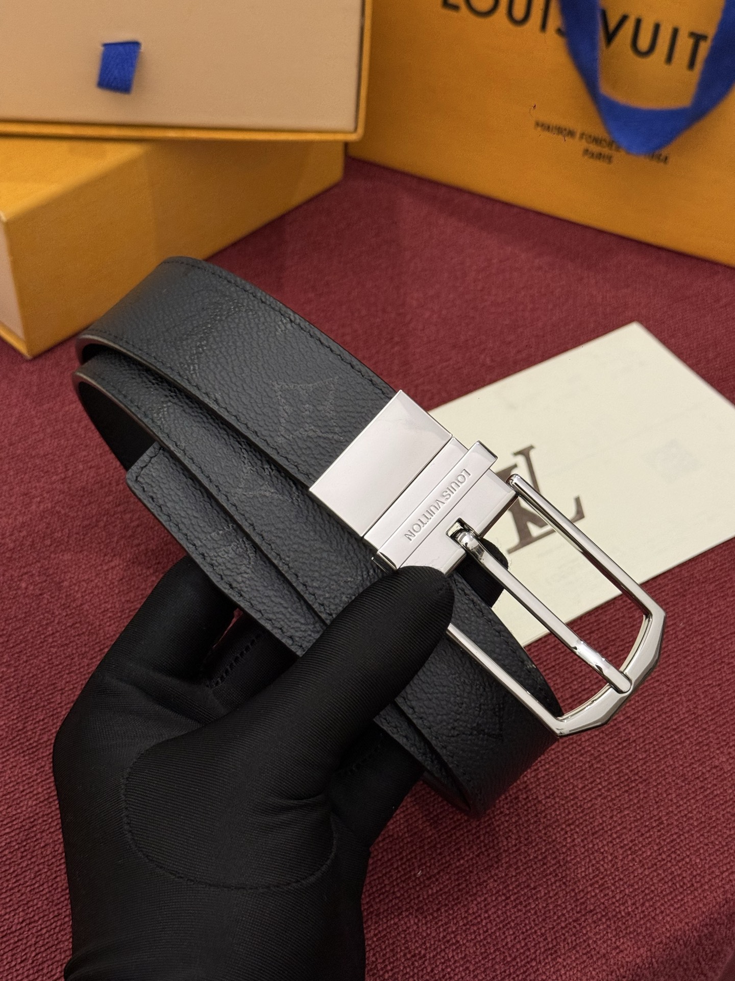 LV 纤细字母图案午夜款 35 毫米可翻转腰带是一款既彰显个性又颇具现代感的单品。帆布部分覆盖有标志性的印花图案，营造出