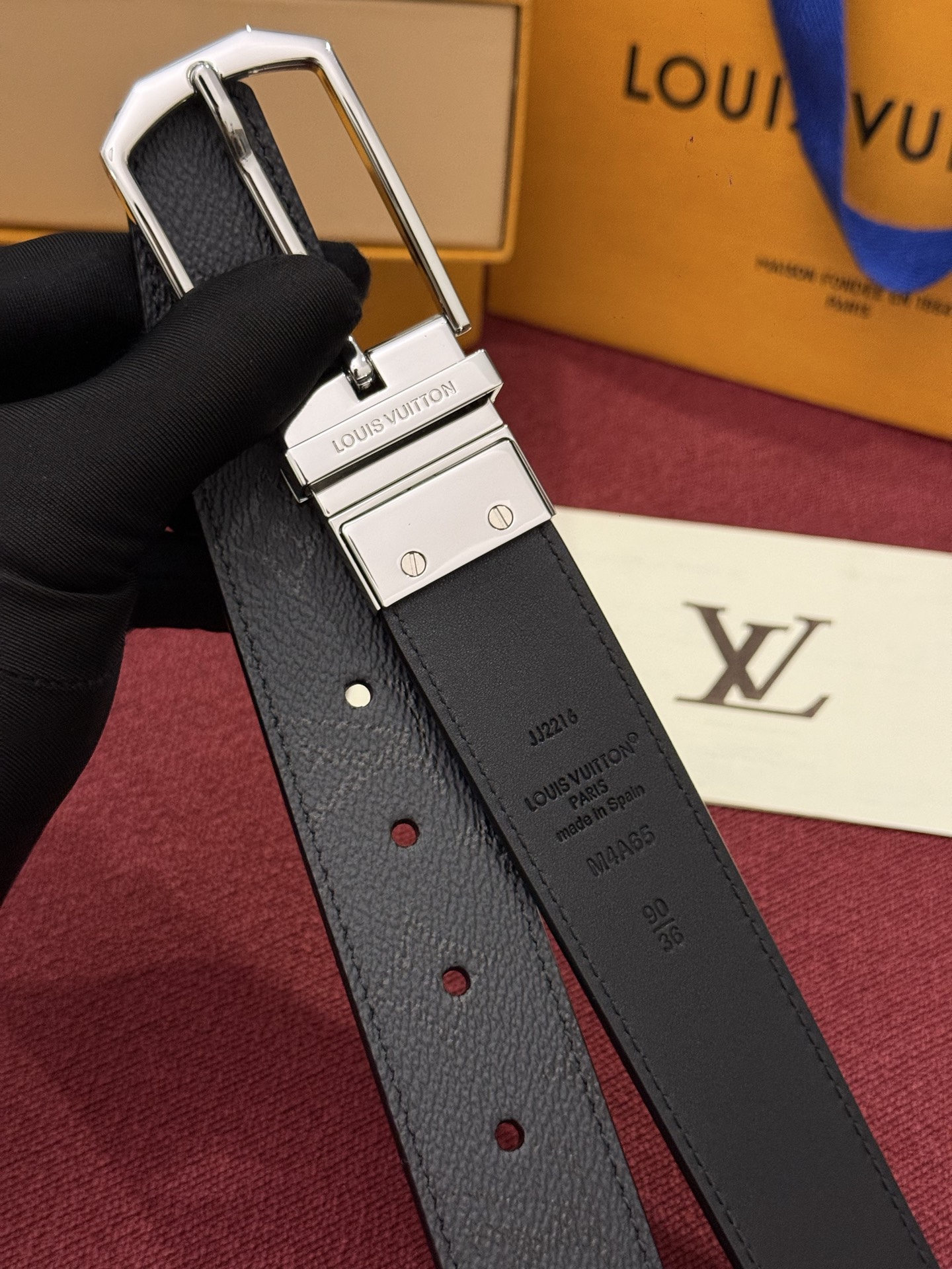 LV 纤细字母图案午夜款 35 毫米可翻转腰带是一款既彰显个性又颇具现代感的单品。帆布部分覆盖有标志性的印花图案，营造出