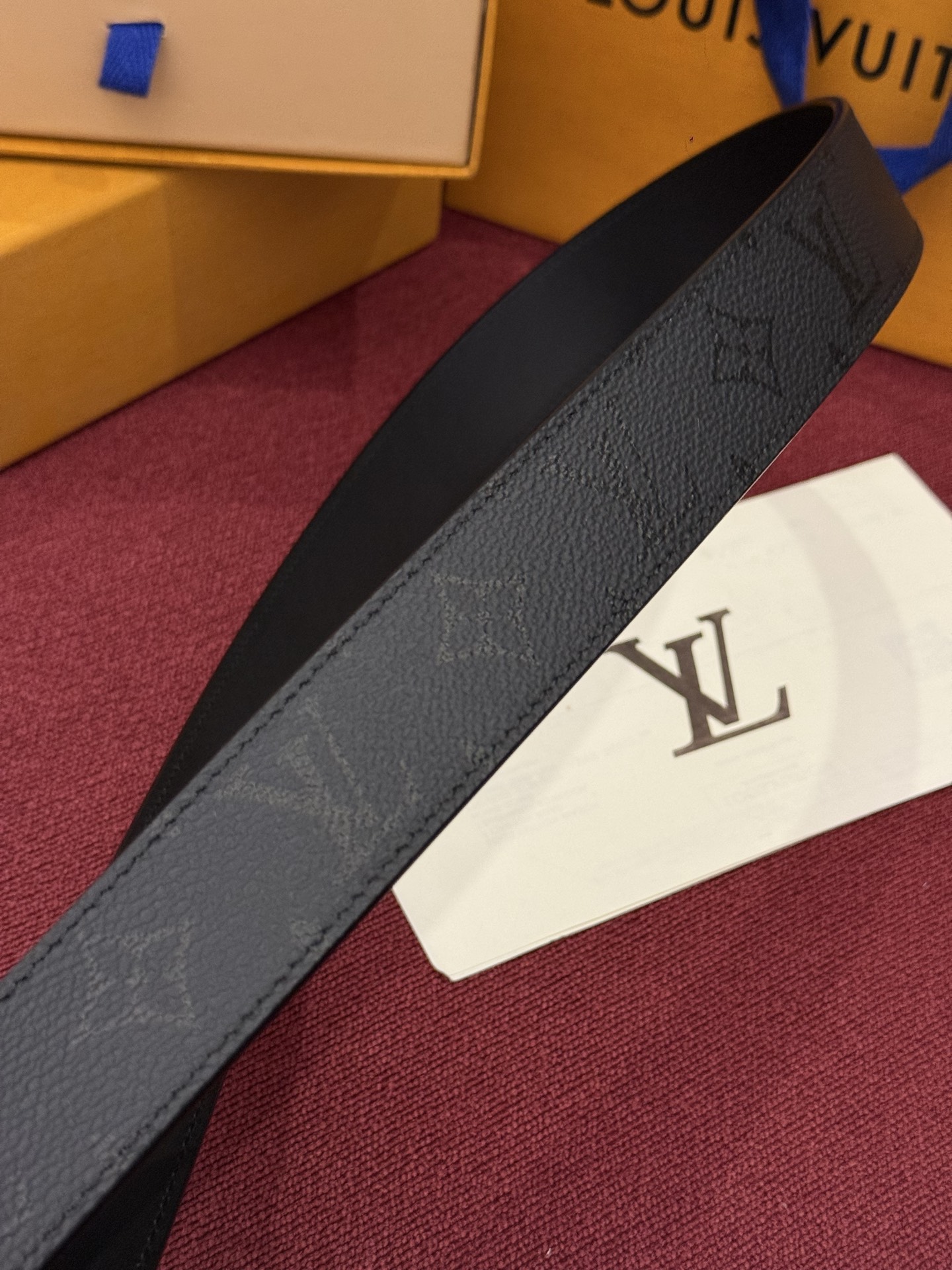 LV 纤细字母图案午夜款 35 毫米可翻转腰带是一款既彰显个性又颇具现代感的单品。帆布部分覆盖有标志性的印花图案，营造出