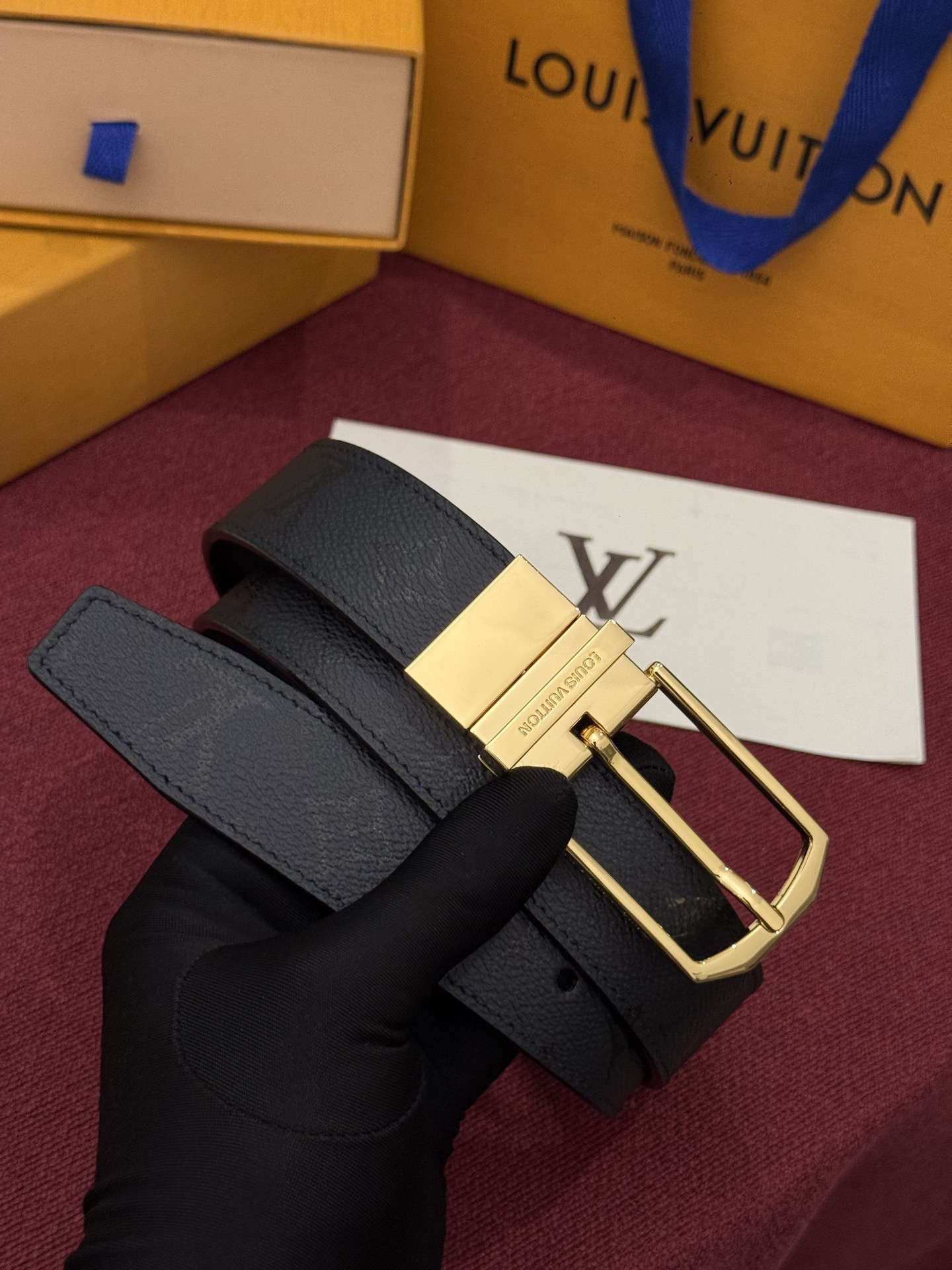 LV 纤细字母图案午夜款 35 毫米可翻转腰带是一款既彰显个性又颇具现代感的单品。帆布部分覆盖有标志性的印花图案，营造出