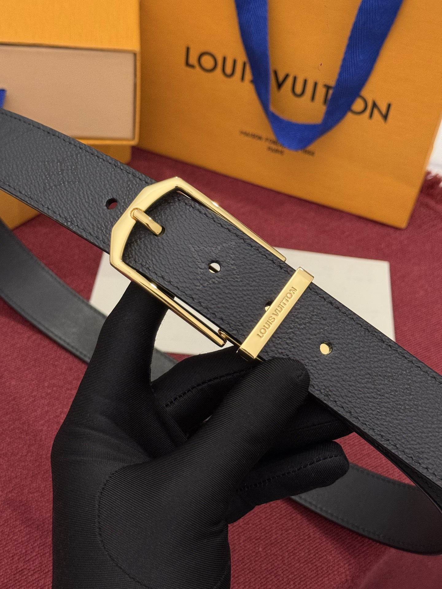 LV 纤细字母图案午夜款 35 毫米可翻转腰带是一款既彰显个性又颇具现代感的单品。帆布部分覆盖有标志性的印花图案,营造出 LV 纤细字母图案午夜款 35 毫米可翻转腰带是一款既彰显个性又颇具现代感的单品。帆布部分覆盖有标志性的印花图案,营造出