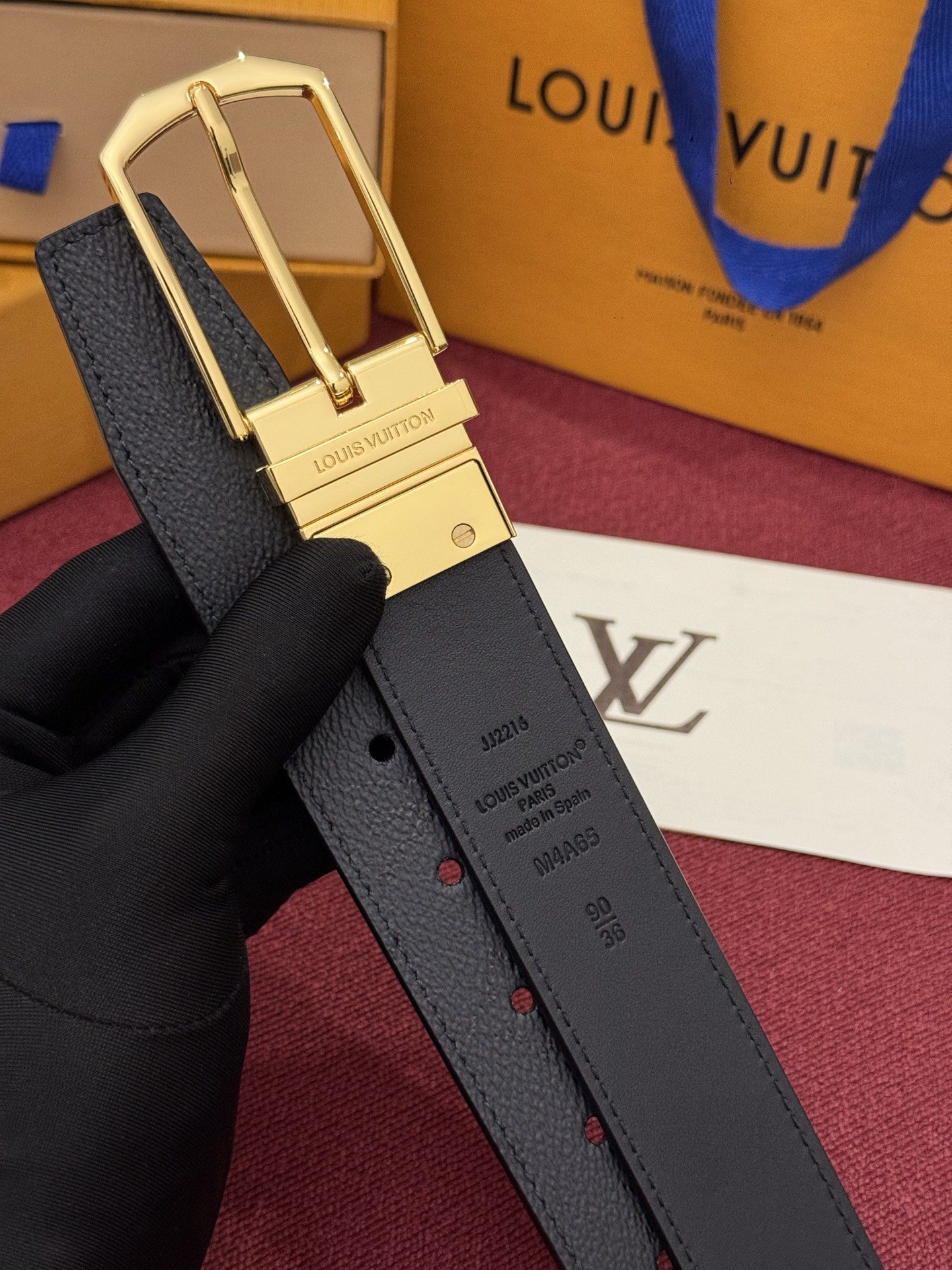 LV 纤细字母图案午夜款 35 毫米可翻转腰带是一款既彰显个性又颇具现代感的单品。帆布部分覆盖有标志性的印花图案，营造出