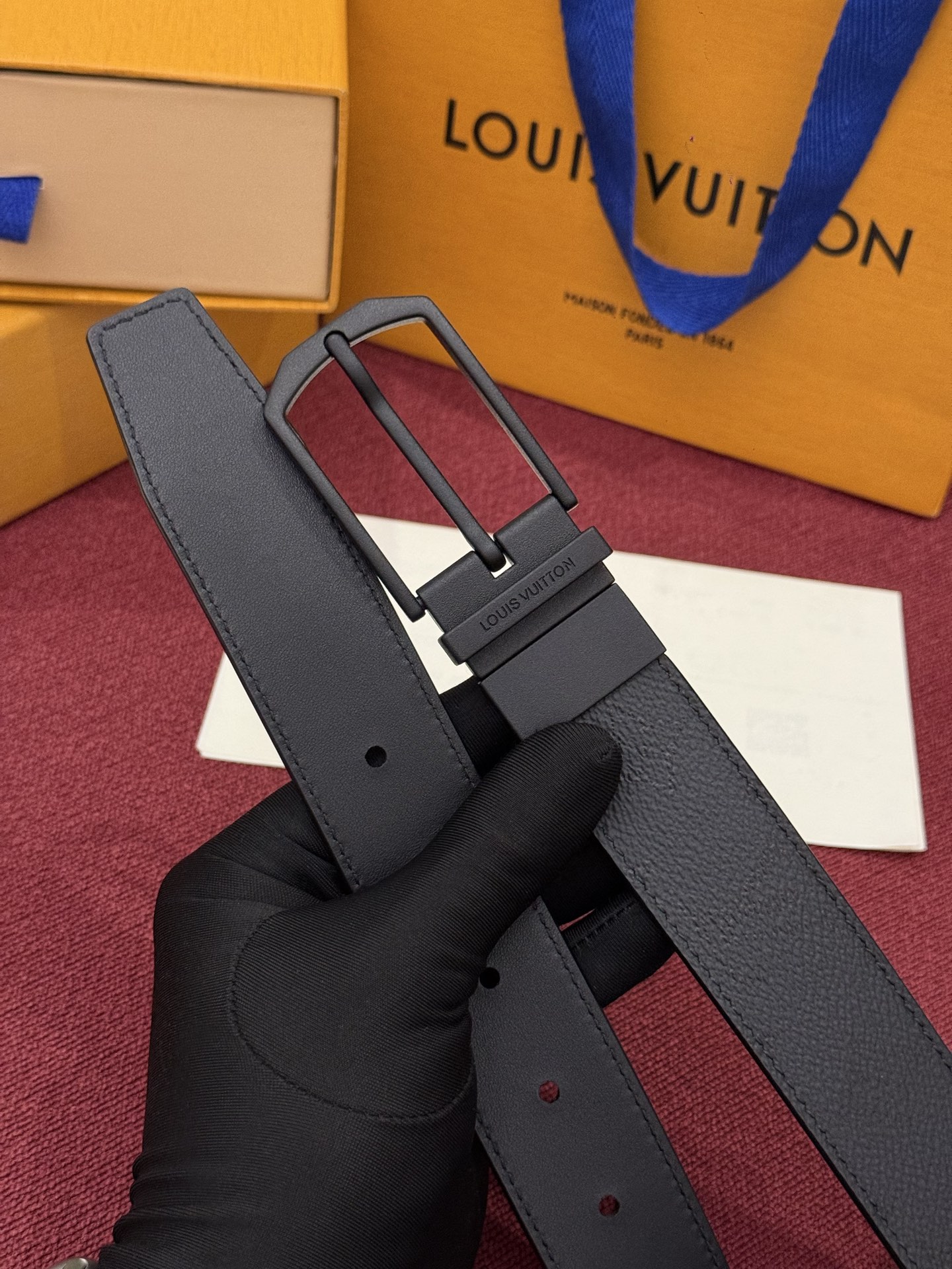 LV 纤细字母图案午夜款 35 毫米可翻转腰带是一款既彰显个性又颇具现代感的单品。帆布部分覆盖有标志性的印花图案，营造出