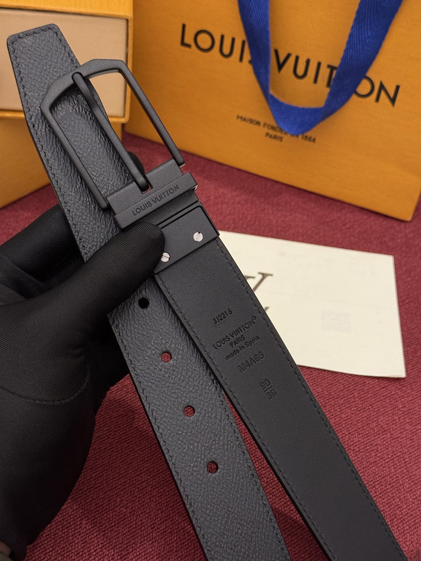 LV 纤细字母图案午夜款 35 毫米可翻转腰带是一款既彰显个性又颇具现代感的单品。帆布部分覆盖有标志性的印花图案，营造出