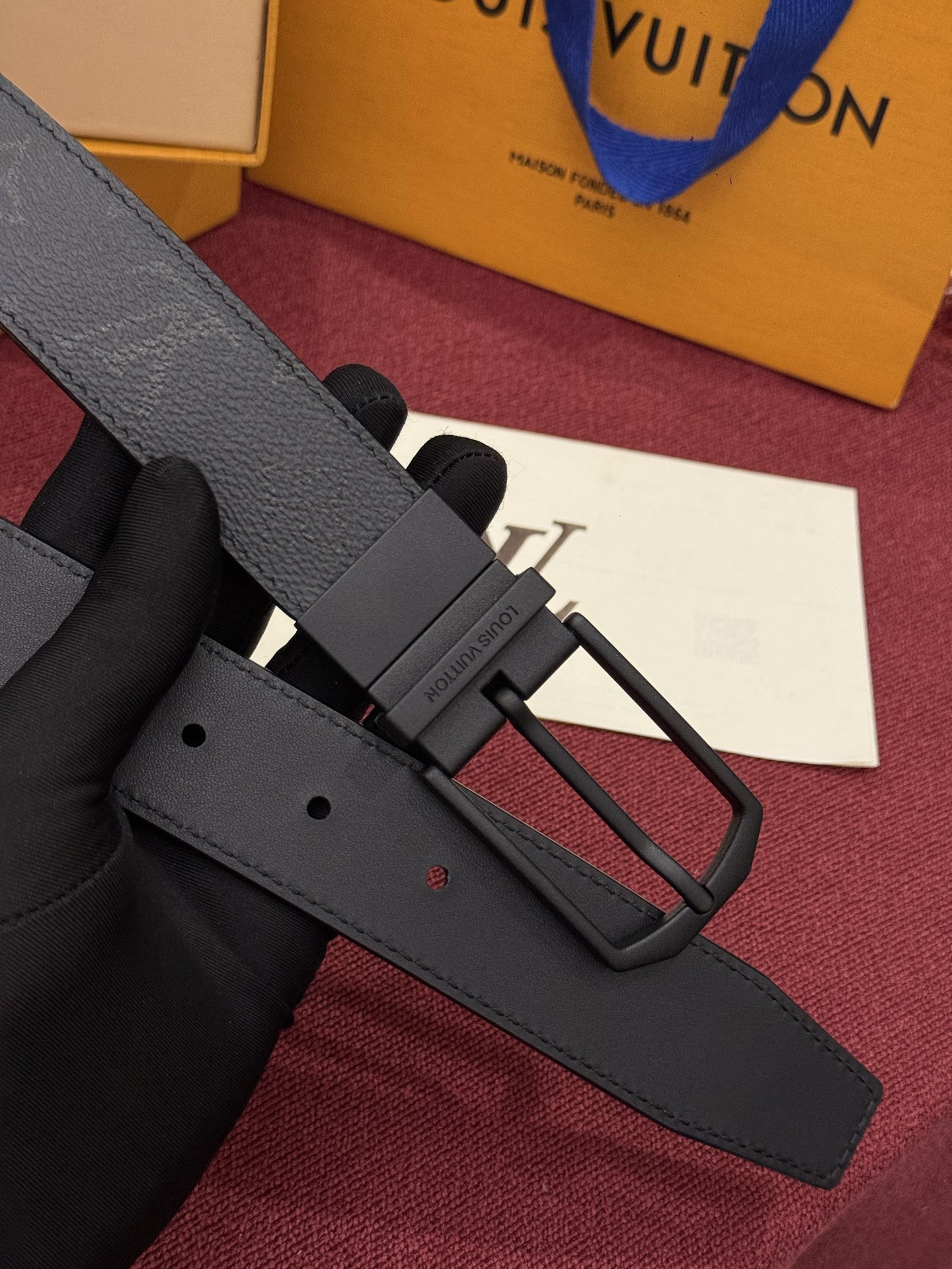 LV 纤细字母图案午夜款 35 毫米可翻转腰带是一款既彰显个性又颇具现代感的单品。帆布部分覆盖有标志性的印花图案，营造出