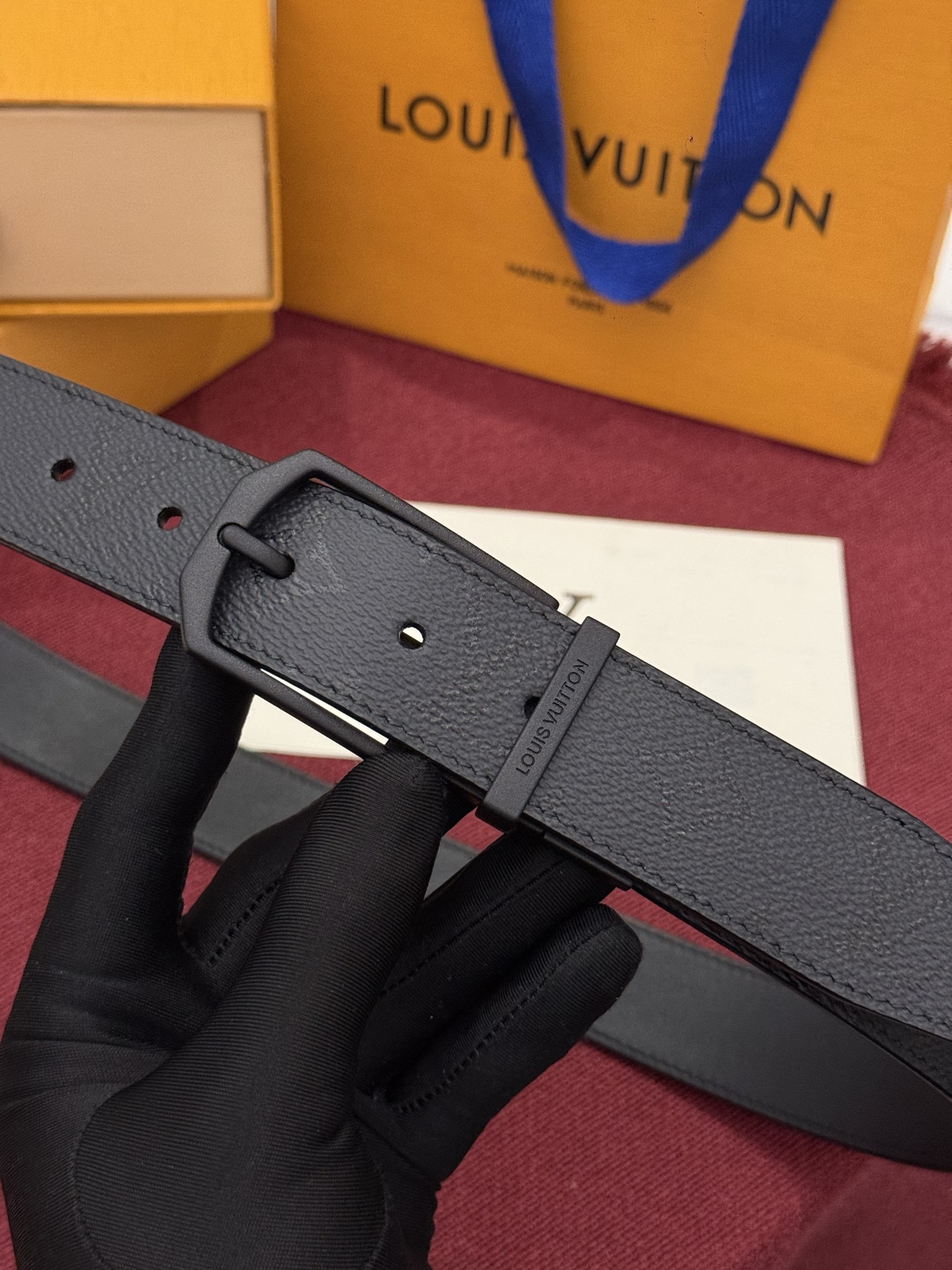 LV 纤细字母图案午夜款 35 毫米可翻转腰带是一款既彰显个性又颇具现代感的单品。帆布部分覆盖有标志性的印花图案,营造出 LV 纤细字母图案午夜款 35 毫米可翻转腰带是一款既彰显个性又颇具现代感的单品。帆布部分覆盖有标志性的印花图案,营造出