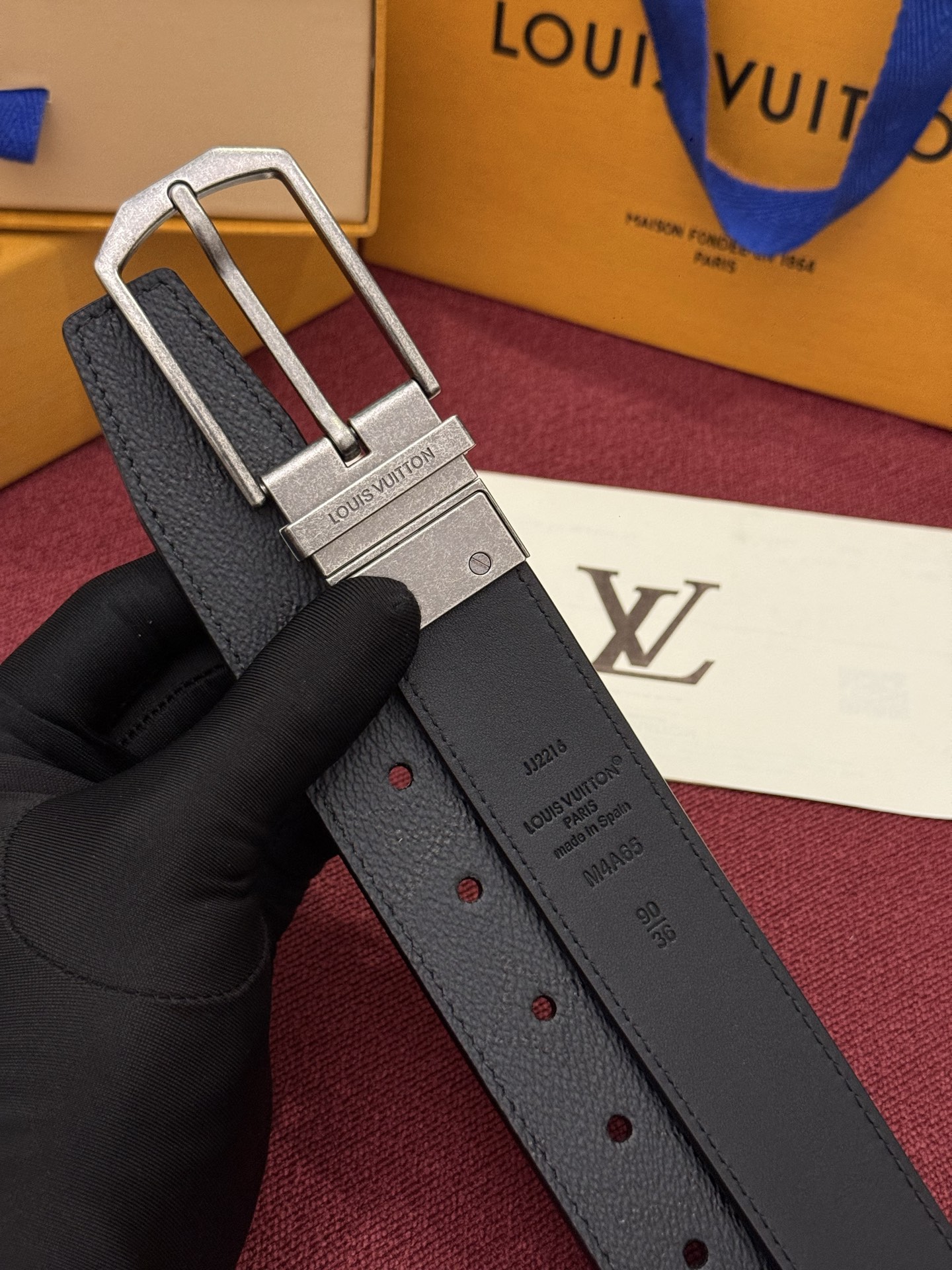 LV 纤细字母图案午夜款 35 毫米可翻转腰带是一款既彰显个性又颇具现代感的单品。帆布部分覆盖有标志性的印花图案，营造出