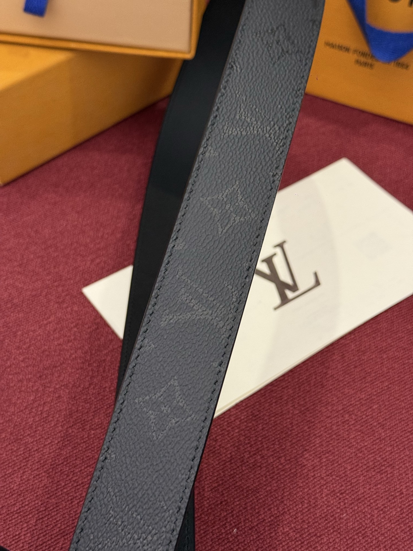 LV 纤细字母图案午夜款 35 毫米可翻转腰带是一款既彰显个性又颇具现代感的单品。帆布部分覆盖有标志性的印花图案，营造出
