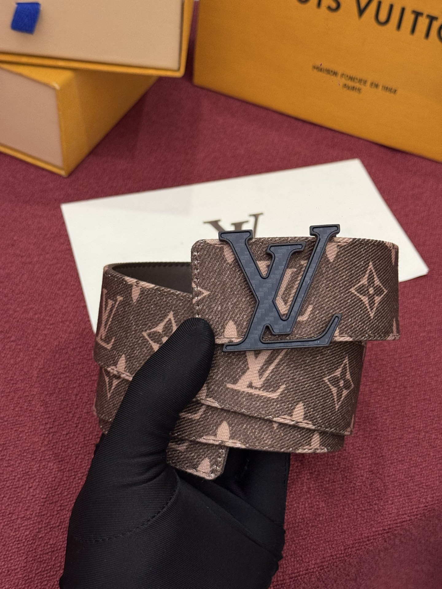 LV Initiales Monogram Denim 腰带以前卫优雅笔触重绎经典之作。丹宁布幻化出 Monogram 