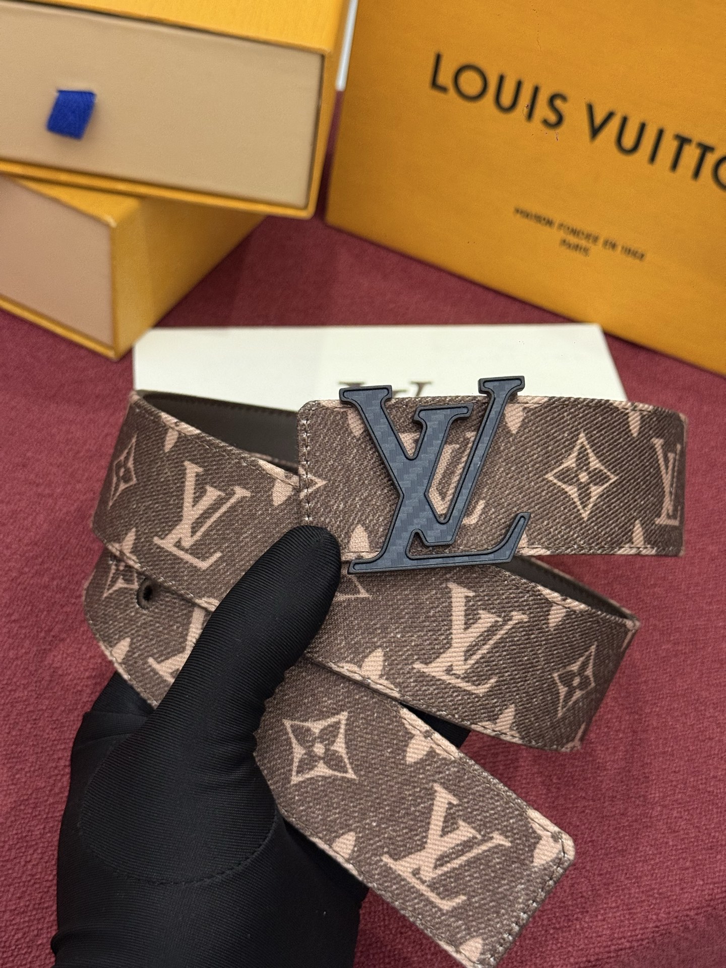LV Initiales Monogram Denim 腰带以前卫优雅笔触重绎经典之作。丹宁布幻化出 Monogram LV Initiales Monogram Denim 腰带以前卫优雅笔触重绎经典之作。丹宁布幻化出 Monogram